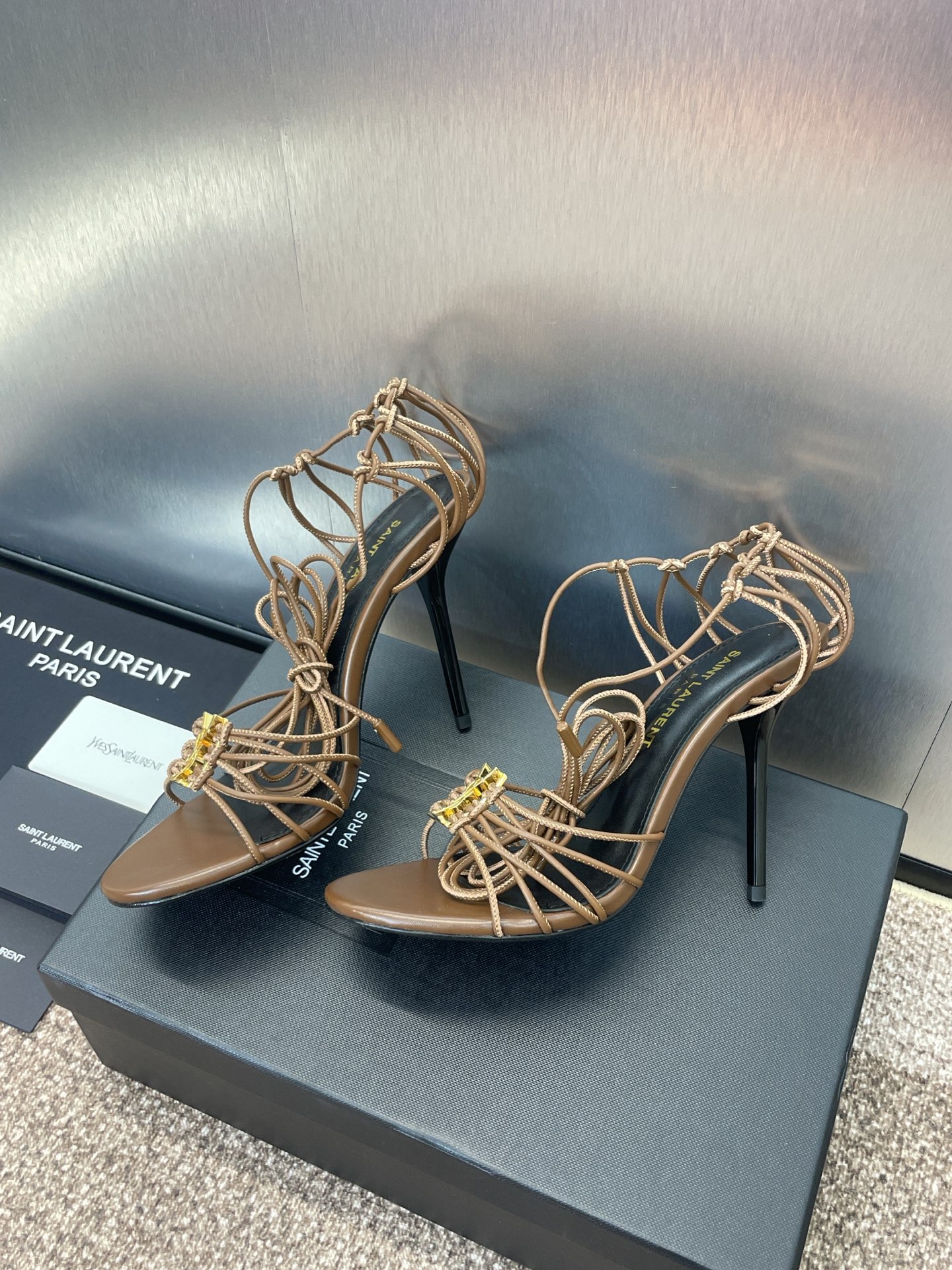 NO:391669,SAINT LAURENT PARIS Saint Laurent 2025 spring and summer new high heels women's shoes YSL letter logo hardware buckle star same round toe thin heels Roman style open-toe sandals Material: imported upper mixed-bred sheepskin + water dyed sheepskin + Italian genuine leather outsole Heel height: 9.5CM Size: 35-42 (41.42 custom made without return), high heels sandals, saint laurent, saint laurent, saint laurent, saint laurent, sandals, high heels, slippers, sheepskin, Leather soles19860909SAINT LAURENT PARIS 圣罗兰2025春夏新款高跟女鞋 YSL字母logo五金扣明星同款圆头细跟罗马风露趾凉拖鞋 材质:鞋面进口混种羊皮+水染羊皮里+意大利真皮大底 跟高:9.5CM Size:35-42(41.42订做不退换),高跟鞋凉鞋,saint laurent,saint laurent,saint laurent,sandals,high heels,slippers,sheepskin,Leather soles,Women's Shoes