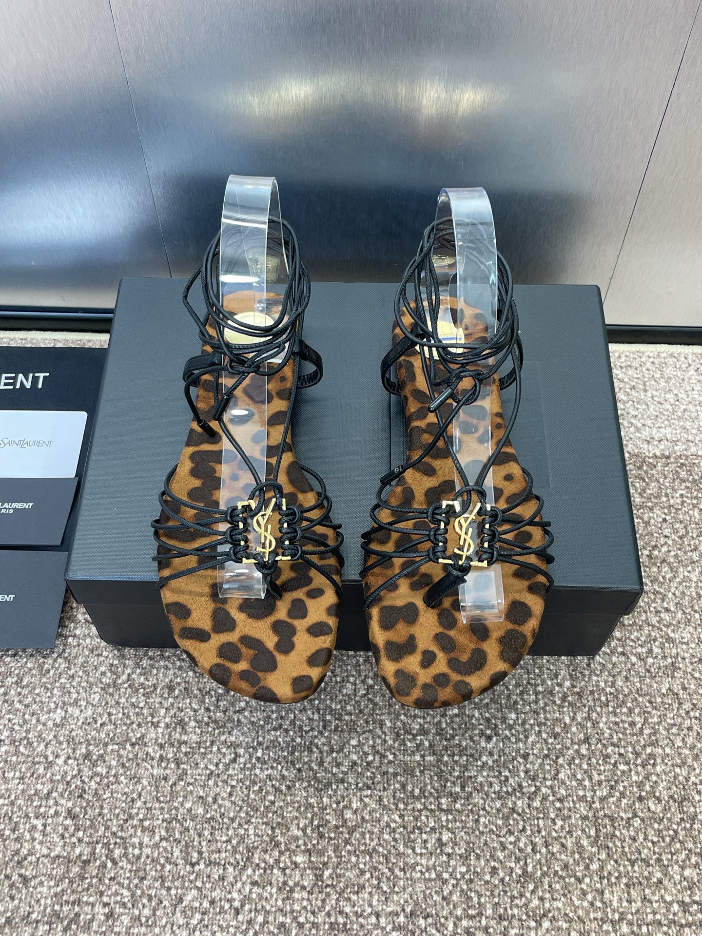 NO:384593,SAINT LAURENT PARIS Saint Laurent 2025 spring and summer new leopard print women's shoes YSL letter logo hardware buckle star same style flat-soled round-toed Roman style open-toed sandals Material: imported upper mixed-bred sheepskin + silk footbed + Italian leather outsole Size: 35-42 (40.41.42 custom made without return or exchange), split-toed shoes, saint laurent, saint laurent, saint laurent, saint laurent, slippers, sheepskin, real silk, Leather soles19860909SAINT LAURENT PARIS 圣罗兰2025春夏新款豹纹女鞋 YSL字母logo五金扣明星同款平底圆头罗马风露趾凉拖鞋 材质:鞋面进口混种羊皮+真丝垫脚+意大利真皮大底 Size:35-42(40.41.42订做不退换),分趾鞋,saint laurent,saint laurent,saint laurent,slippers,sheepskin,real silk,Leather soles,Women's Shoes