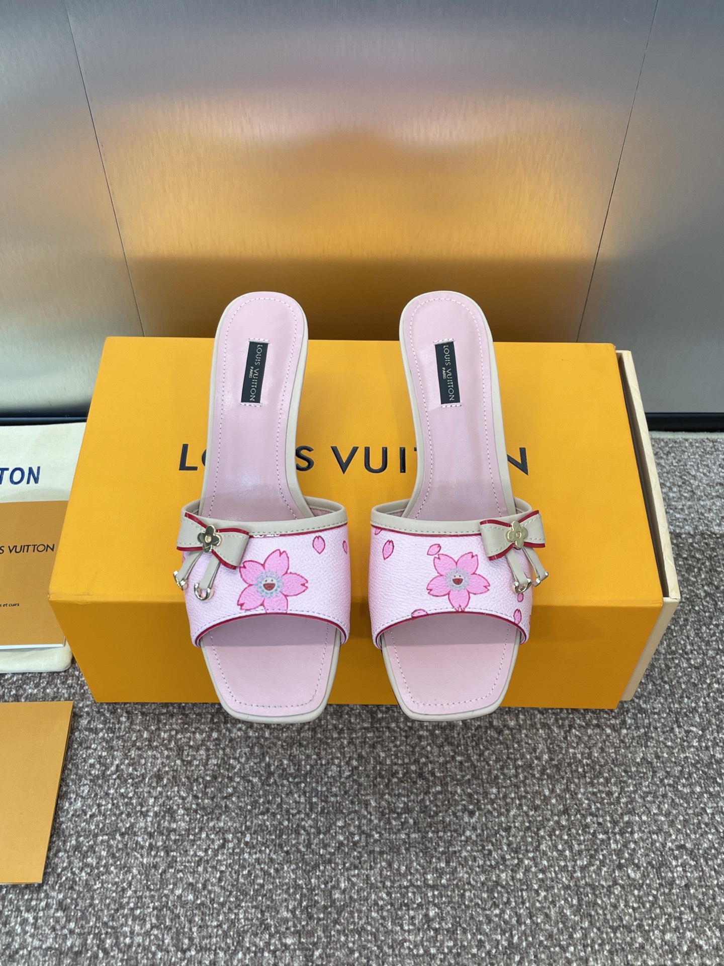 NO:390554,Louis Vuitton Spring and summer new cat heel butterfly fruit frozen color women's shoes LV letter logo hardware button square toe color-blocking sandals Material upper imported environmentally friendly breathable presbyterian leather + water dyed sheepskin lining + Italian genuine leather outsole Heel height 5.5CM Size34-42 (34. 40.41.42 custom-made non-return and exchange), high heel slippers, louis vuitton, louis vuitton, high heels, slippers, sheepskin, Leather soles19860909Louis Vuitton 春夏新款猫跟蝴蝶结果冻色女鞋 LV 字母logo五金扣方头拼色凉拖鞋 材质鞋面进口环保透气老花皮+水染羊皮内里+意大利真皮大底 跟高5.5CM Size34-42（34. 40.41.42定制不退换）,高跟鞋拖鞋,louis vuitton,louis vuitton,high heels,slippers,sheepskin,Leather soles,Women's Shoes