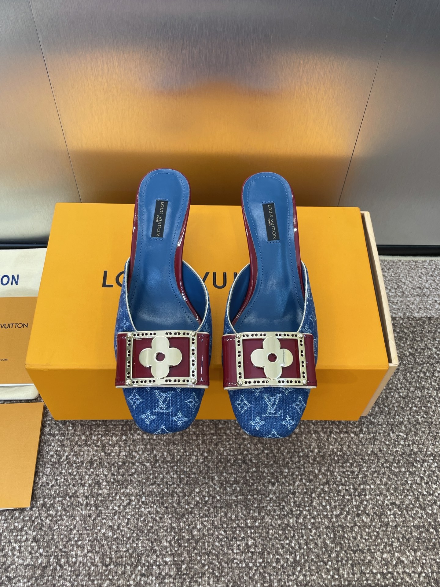 NO:390559,Louis Vuitton Spring and summer new cat heel jelly color women's shoes LV letter logo hardware buckle square toe color-blocking rear empty muller slippers Material upper imported environmentally friendly breathable presbyopia + water dyed sheepskin inner lining + Italian genuine leather outsole Heel height 5.5CM Size34-42 (34. 40.41.42 custom-made non-return and exchange), high heel slippers, louis vuitton, louis vuitton, high heels, slippers, sheepskin, Leather soles19860909Louis Vuitton 春夏新款猫跟果冻色女鞋 LV 字母logo五金扣方头拼色后空穆勒拖鞋 材质鞋面进口环保透气老花皮+水染羊皮内里+意大利真皮大底 跟高5.5CM Size34-42（34. 40.41.42定制不退换）,高跟鞋拖鞋,louis vuitton,louis vuitton,high heels,slippers,sheepskin,Leather soles,Women's Shoes