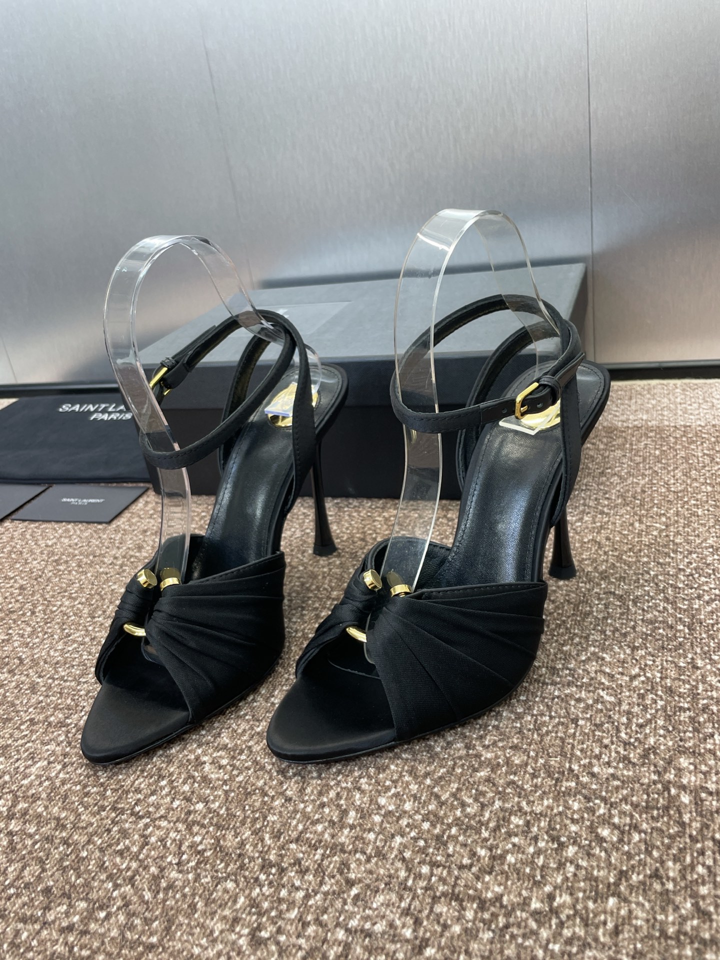 NO:408081,SAINT LAURENT PARIS Saint Laurent 2025 spring and summer new high heels women's shoes YSL letter logo hardware buckle star same round toe thin heel flip-flop open-toe sandals Material: imported upper environmentally friendly breathable mesh + water dyed sheepskin + Italian leather outsole Heel height: 9.5CM Size: 35-42 (40.41.42 custom made without return), high heels sandals, saint laurent, saint laurent, saint laurent, saint laurent, sandals, high heels, sheepskin, Leather soles19860909SAINT LAURENT PARIS 圣罗兰2025春夏新款高跟女鞋 YSL字母logo五金扣明星同款圆头细跟一字拖露趾凉鞋 材质:鞋面进口环保透气网纱+水染羊皮里+意大利真皮大底 跟高:9.5CM Size:35-42(40.41.42订做不退换),高跟鞋凉鞋,saint laurent,saint laurent,saint laurent,sandals,high heels,sheepskin,Leather soles,Women's Shoes