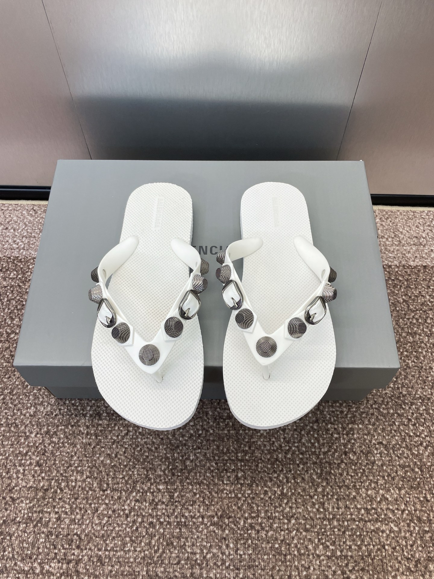 NO:408079,Balenciaga 25ss Spring and Summer New Style Rivet Flip Flops Sandals Size36-40 (41 Customized No Return and Exchange), Split Toe Shoes, Balenciaga, Balenciaga, Sandals19860909Balenciaga 巴黎世家 25ss春夏新款 铆钉 人字拖 凉鞋 Size36-40(41定制不退换),分趾鞋,balenciaga,balenciaga,sandals,Women's Shoes