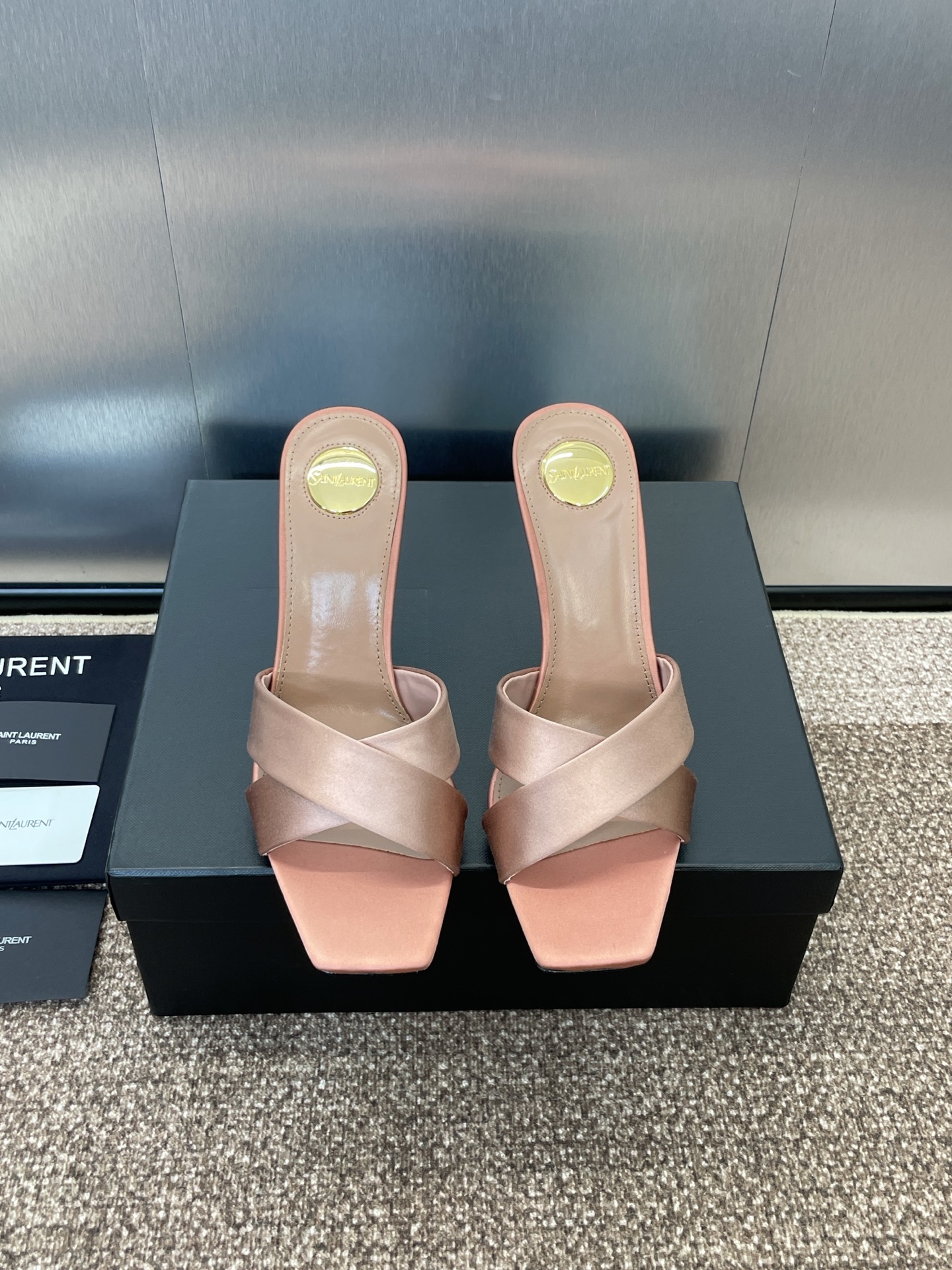NO:408071,SAINT LAURENT PARIS Saint Laurent 2025 spring and summer new Roman style high heels women's shoes YSL celebrity same letter heel round toe cross-tie slippers Material: imported silk upper/beef patent leather + water dyed sheepskin + Italian leather outsole Heel height: 11CM Size: 35-42 (41.42 custom made without return), high heels slippers, saint laurent, saint laurent, saint laurent, saint laurent, high heels, slippers, sheepskin, real silk, Leather soles19860909SAINT LAURENT PARIS 圣罗兰2025春夏新款罗马风格高跟女鞋 YSL明星同款字母跟圆头交叉带露趾拖鞋 材质:进口真丝鞋面/牛漆皮+水染羊皮里+意大利真皮大底 跟高:11CM Size:35-42(41.42订做不退换),高跟鞋拖鞋,saint laurent,saint laurent,saint laurent,high heels,slippers,sheepskin,real silk,Leather soles,Women's Shoes