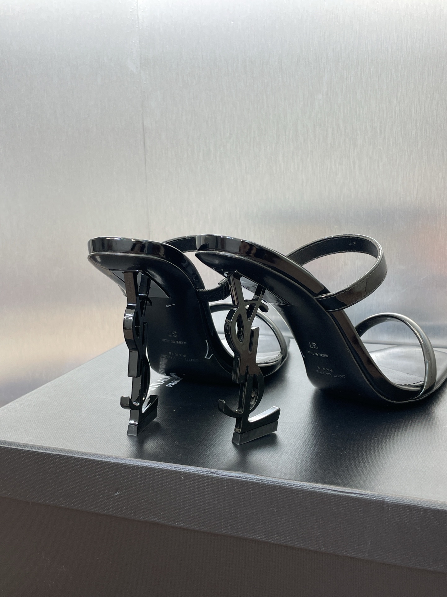 NO:408073,SAINT LAURENT PARIS Saint Laurent 2025 spring and summer new Roman style high-heel color-blocking women's shoes YSL celebrity same letter heel round-toe jelly color open-toe slippers Material: imported beef patent leather + water dyed sheepskin + Italian genuine leather outsole Heel height: 11CM Size: 35-42 (41.42 custom made without return), high heels slippers, saint laurent, saint laurent, saint laurent, high heels, slippers, sheepskin, Leather soles19860909SAINT LAURENT PARIS 圣罗兰2025春夏新款罗马风格高跟拼色女鞋 YSL明星同款字母跟圆头果冻色露趾拖鞋 材质:进口牛漆皮+水染羊皮里+意大利真皮大底 跟高:11CM Size:35-42(41.42订做不退换),高跟鞋拖鞋,saint laurent,saint laurent,saint laurent,high heels,slippers,sheepskin,Leather soles,Women's Shoes