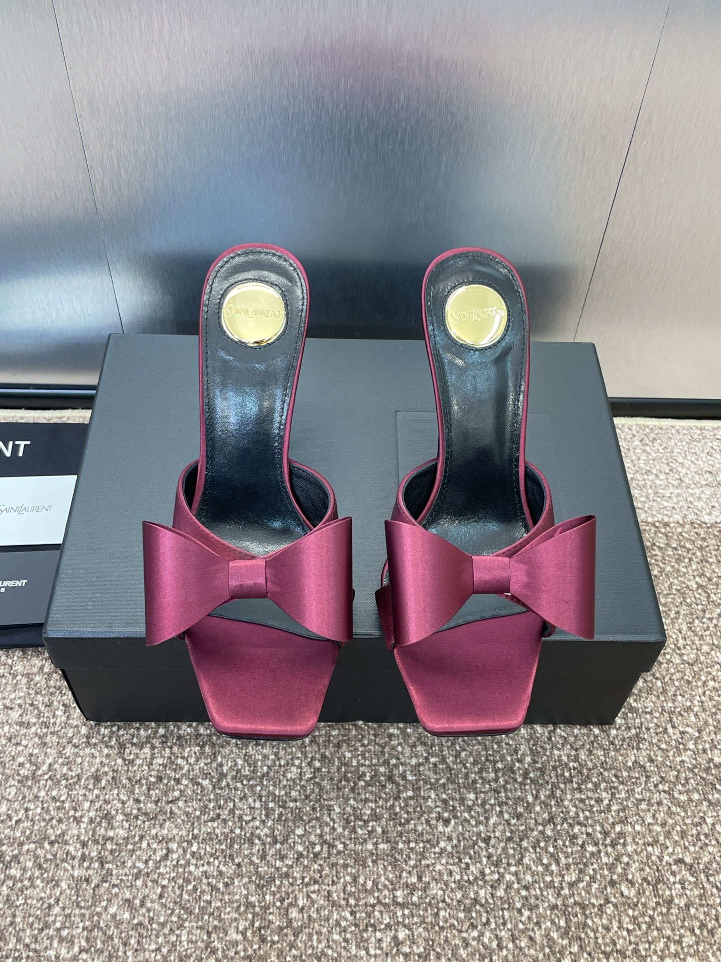 NO:408075,SAINT LAURENT PARIS Saint Laurent 2025 spring and summer new bow high heels women's sandals YSL celebrity same style square toe cross-belt open-toed slippers Material: imported silk upper + water dyed sheepskin + Italian leather outsole Heel height: 10CM Size: 35-42 (41.42 custom made without return), high heels slippers, saint laurent, saint laurent, saint laurent, saint laurent, sandals, high heels, slippers, sheepskin, real silk, Leather soles19860909SAINT LAURENT PARIS 圣罗兰2025春夏新款蝴蝶结高跟女凉鞋 YSL明星同款方头交叉带露趾拖鞋 材质:进口真丝鞋面+水染羊皮里+意大利真皮大底 跟高:10CM Size:35-42(41.42订做不退换),高跟鞋拖鞋,saint laurent,saint laurent,saint laurent,sandals,high heels,slippers,sheepskin,real silk,Leather soles,Women's Shoes