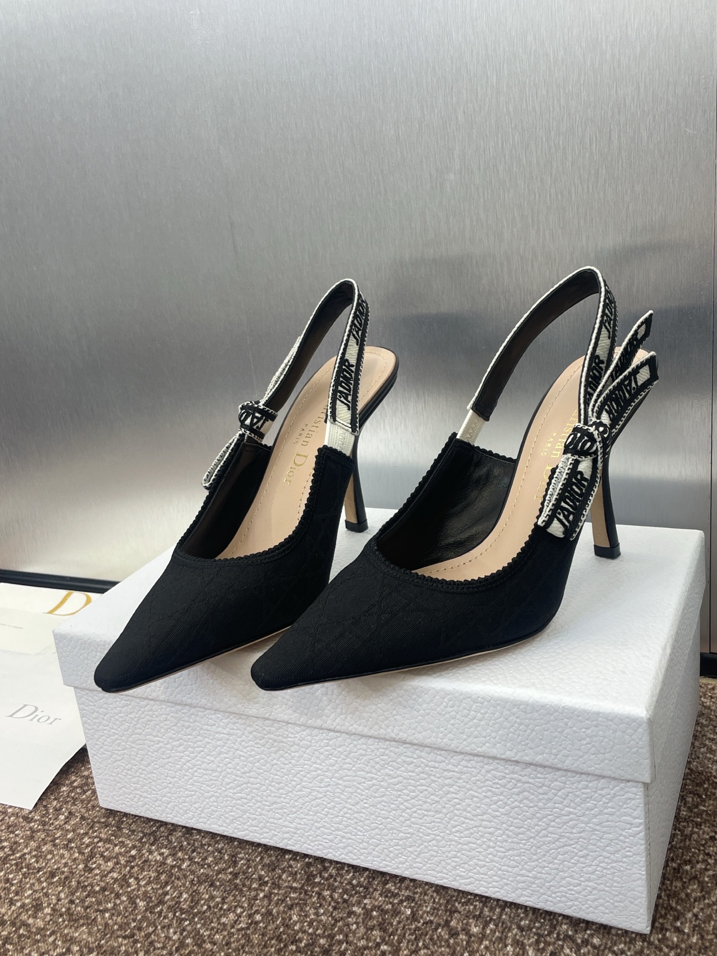 NO:420893,J'ADIOR webbing back empty sandals Dior 2025 spring and summer latest color Quake Oblique rattan checked jacquard embroidery letter logo high heel bow color combination women's shoes top high-end version of the market Material high-temperature water-soluble electric embroidery technology fabric + sheepskin lining + Italian leather outsole Standard size 33-44 (flat sole 34-44) (middle heel 6.5CM/high heel 9.5CM; 33-44) (33.34.40.41.42.43.44 customized, no return or replacement), sandals, dior, dior, sandals, sheepskin, Leather soles19860909J‘ADIOR织带后空凉鞋 迪奥 Dior 2025 春夏最新色Quake Oblique 藤格纹提花刺绣字母logo高跟蝴蝶结拼色女鞋 市场顶级高端版本 材质高温水溶电绣科技面料+羊皮内里+意大利真皮大底 码数标准码33-44(平底34-44)(中跟6.5CM/高跟9.5CM；33-44)(33.34.40.41.42.43.44订做,不退不换）,凉鞋,dior,dior,sandals,sheepskin,Leather soles,Women's Shoes