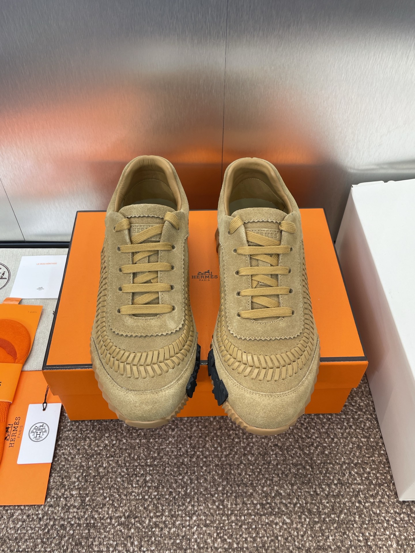 NO:420912,Women's size/men's size, Dongguan's. Purchase level, top version channel goods [HERMES/Hermes] Couple sneakers, high-end quality, original single casual sneakers ~ Double-color couple H sneakers, shoes are very light in weight, and they are comfortable to wear on a daily basis, just buy them!  The color scheme is also very low-key and eye-catching!  Original mold opening, original purchase price of 8729 The upper is made of leather material, which outlines the unique texture with exquisite stitching to add a sense of design. The laces and the shoe body are uniform in color, and the overall coordination is coordinated. The sole is unique in shape and the texture is clear. Upper: Calfskin is matched with goat suede, forging, knitted cloth, shoe body brand webbing, injection molding brand logo. Inner: imported lambskin with foot pads. Outsole: ultra-light tpu·rubber; two-color molded sole. Ultra-high quality control. Fine workmanship: highlight (high-end, noble, grade) Increase: 3.5cm Size: Women's model 35-40 (41 can be customized) Size:  Men's 39-44 (45/46 customizable), casual shoes/sports shoes, hermes, hermes, sneakers, cowhide, sheepskin, chamois leather19860909女码/ 男码 莞产.代购级 顶级版本渠道货【HERMES/爱马仕】 情侣运动鞋 高端品质 原单休闲运动鞋 ~双色情侣款H运动鞋鞋子本身重量很轻,日常穿着很舒服,买就对了！配色也很绝 低调又抢眼！ 原版开模 代购原版价格8729 鞋面采用皮革材质,以精致缝线勾勒出独特纹理,增添设计感 鞋带与鞋身色调统一,整体协调.鞋底造型别致,纹路清晰 鞋面: 小牛皮搭配山羊麂皮、锻造工艺、针织布匹、鞋身品牌织带、注塑品牌logo 内里: 垫脚进口小羊皮 大底: 超轻tpu·橡胶;双色成型大底 超高品控·做工精细:凸显(高端·贵气·档次) 增高: 3.5cm Size: 女款35-40（41可定制） Size: 男款39-44（45/46可定制）,休闲鞋/运动鞋,hermes,hermes,sneakers,cowhide,sheepskin,chamois leather,Women's Shoes