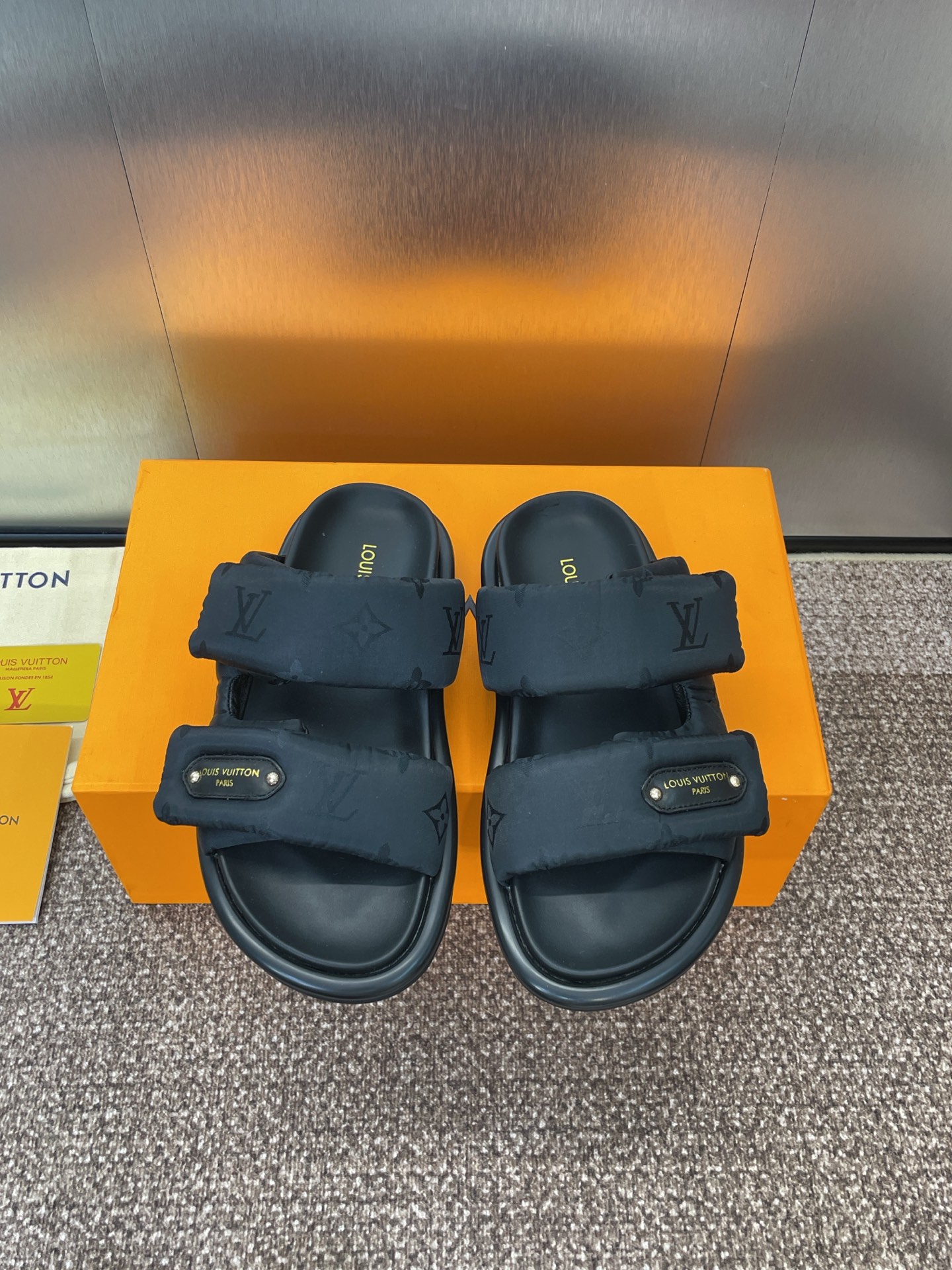 NO:420814,Louis Vuitto's new spring and summer thick-soled Velcro casual bread shoes for women, LV letter embossed logo open-toe sandals, star-like flat-soled round-toe rivet beach shoes, top-level version of the market, environmentally friendly, breathable and waterproof technology fabric + cowhide foot pad + original mold opening TPU sole Size: 35-42 (41.42 customization without return or exchange), slippers, louis vuitton, louis vuitton, slippers, cowhide19860909Louis Vuitto'春夏新款厚底魔术贴休闲面包女鞋 LV字母压花logo露趾凉拖鞋 明星同款平底圆头铆钉沙滩鞋 市场顶级版本 材质环保透气防水科技面料+牛皮垫脚+原版开模TPU大底 Size:35-42（41.42定制不退换）,拖鞋,louis vuitton,louis vuitton,slippers,cowhide,Women's Shoes