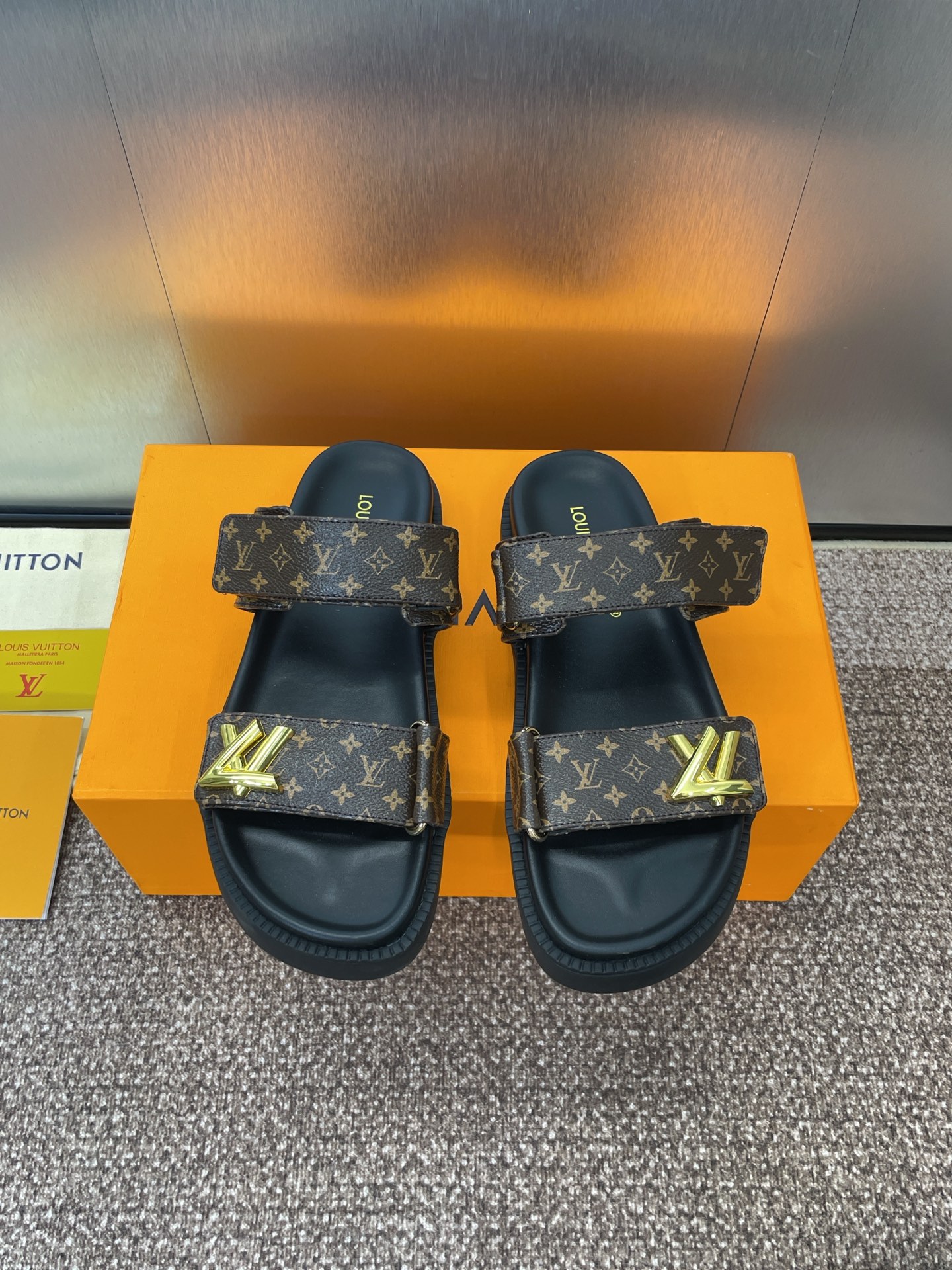 NO:420825,Louis Vuitto's new spring and summer thick-soled Velcro casual women's shoes LV presbyterian letter logo hardware buckle open-toe sandals Celebrity same style flat-soled round-toe beach shoes Top version on the market Material upper imported calfskin/environmental presbyterian + cowhide footbed + original molded TPU sole Size: 35-42 (41.42 custom-made without return or exchange), slippers, louis vuitton, louis vuitton, slippers, cowhide19860909Louis Vuitto'春夏新款厚底魔术贴休闲女鞋 LV老花字母logo五金扣露趾凉拖鞋 明星同款平底圆头沙滩鞋 市面顶级版本 材质鞋面进口小牛皮/环保老花皮+牛皮垫脚+原版开模TPU大底 Size:35-42（41.42定制不退换）,拖鞋,louis vuitton,louis vuitton,slippers,cowhide,Women's Shoes