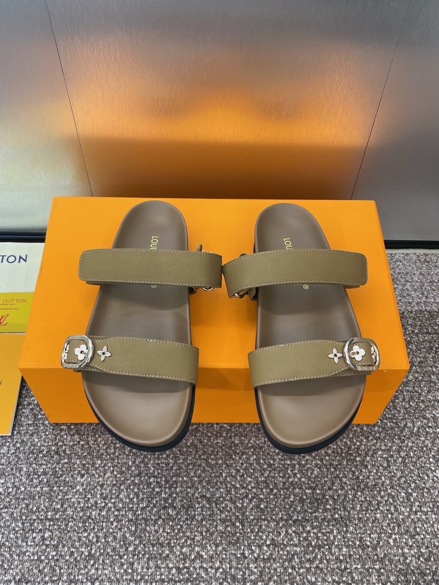 NO:420836,Louis Vuitto's new spring and summer thick-soled Velcro casual women's shoes LV letter logo hardware buckle open-toe sandals, star-soled flat-soled round-toe beach shoes, top-level version of the market, imported calfskin + cowhide footbed + original molded TPU sole Size: 35-42 (41.42 custom-made, no return or exchange), slippers, louis vuitton, louis vuitton, slippers, cowhide19860909Louis Vuitto'春夏新款厚底魔术贴休闲女鞋 LV字母logo五金扣露趾凉拖鞋 明星同款平底圆头沙滩鞋 市面顶级版本 材质鞋面进口小牛皮+牛皮垫脚+原版开模TPU大底 Size:35-42（41.42定制不退换）,拖鞋,louis vuitton,louis vuitton,slippers,cowhide,Women's Shoes