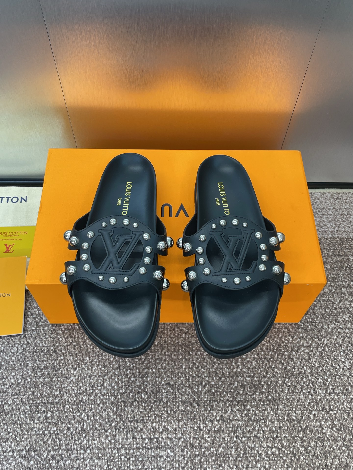NO:420857,/ Rivet style Louis Vuitto' spring and summer new thick-soled casual women's shoes LV letter embossed logo hollow open-toed sandals, star-like flat-soled round-toed rivet beach shoes, market top version, material upper imported calfskin + cowhit footbed + original molded TPU sole Size: 35-42 (41.42 custom-made without return or exchange), slippers, louis vuitton, louis vuitton, slippers, cowhide19860909/ 铆钉款 Louis Vuitto'春夏新款厚底休闲女鞋 LV字母压花logo镂空露趾凉拖鞋 明星同款平底圆头铆钉沙滩鞋 市场顶级版本 材质鞋面进口小牛皮+牛皮垫脚+原版开模TPU大底 Size:35-42（41.42定制不退换）,拖鞋,louis vuitton,louis vuitton,slippers,cowhide,Women's Shoes