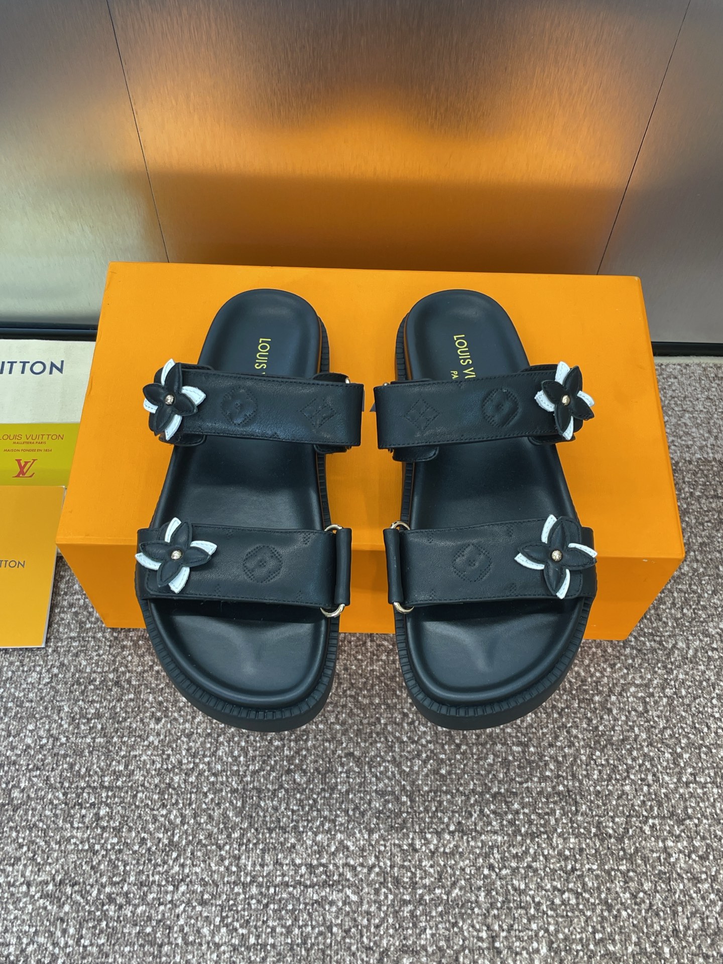 NO:420872,Louis Vuitto'2025 spring and summer new thick-soled Velcro casual women's shoes LV letter embossed logo open-toe sandals Celebrity flat-soled round-toe beach shoes Top version on the market Material upper imported calfskin/environmental presbyterian leather + cowhide footbed + original molded TPU sole Size: 35-42 (41.42 custom-made without return or exchange), slippers, louis vuitton, louis vuitton, slippers, cowhide19860909Louis Vuitto'2025春夏新款厚底魔术贴休闲女鞋 LV字母压花logo露趾凉拖鞋 明星同款平底圆头沙滩鞋 市面顶级版本 材质鞋面进口小牛皮/环保老花皮+牛皮垫脚+原版开模TPU大底 Size:35-42（41.42定制不退换）,拖鞋,louis vuitton,louis vuitton,slippers,cowhide,Women's Shoes