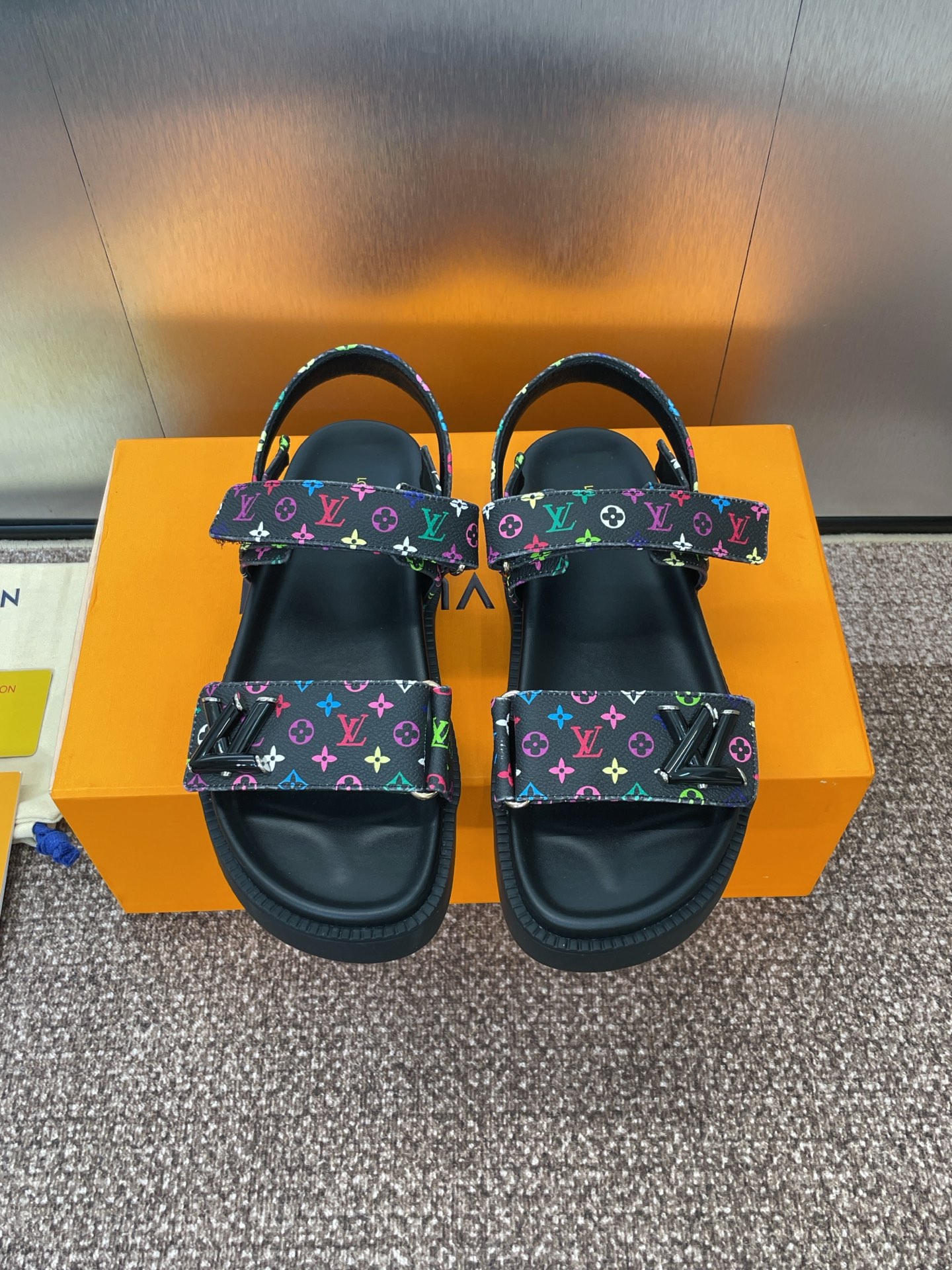 NO:420802,Louis Vuitto's new spring and summer thick-soled Velcro casual women's shoes LV letter logo hardware buckle open-toe sandals Celebrity same style flat-soled round-toe beach shoes Top version on the market Material upper imported calfskin/environmental presbyterian leather + cowhide footbed + original molded TPU sole Size: 35-42 (41.42 custom-made without return or exchange), sandals, louis vuitton, louis vuitton, sandals, cowhide19860909Louis Vuitto'春夏新款厚底魔术贴休闲女鞋 LV字母logo五金扣露趾凉鞋 明星同款平底圆头沙滩鞋 市面顶级版本 材质鞋面进口小牛皮/环保老花皮+牛皮垫脚+原版开模TPU大底 Size:35-42（41.42定制不退换）,凉鞋,louis vuitton,louis vuitton,sandals,cowhide,Women's Shoes