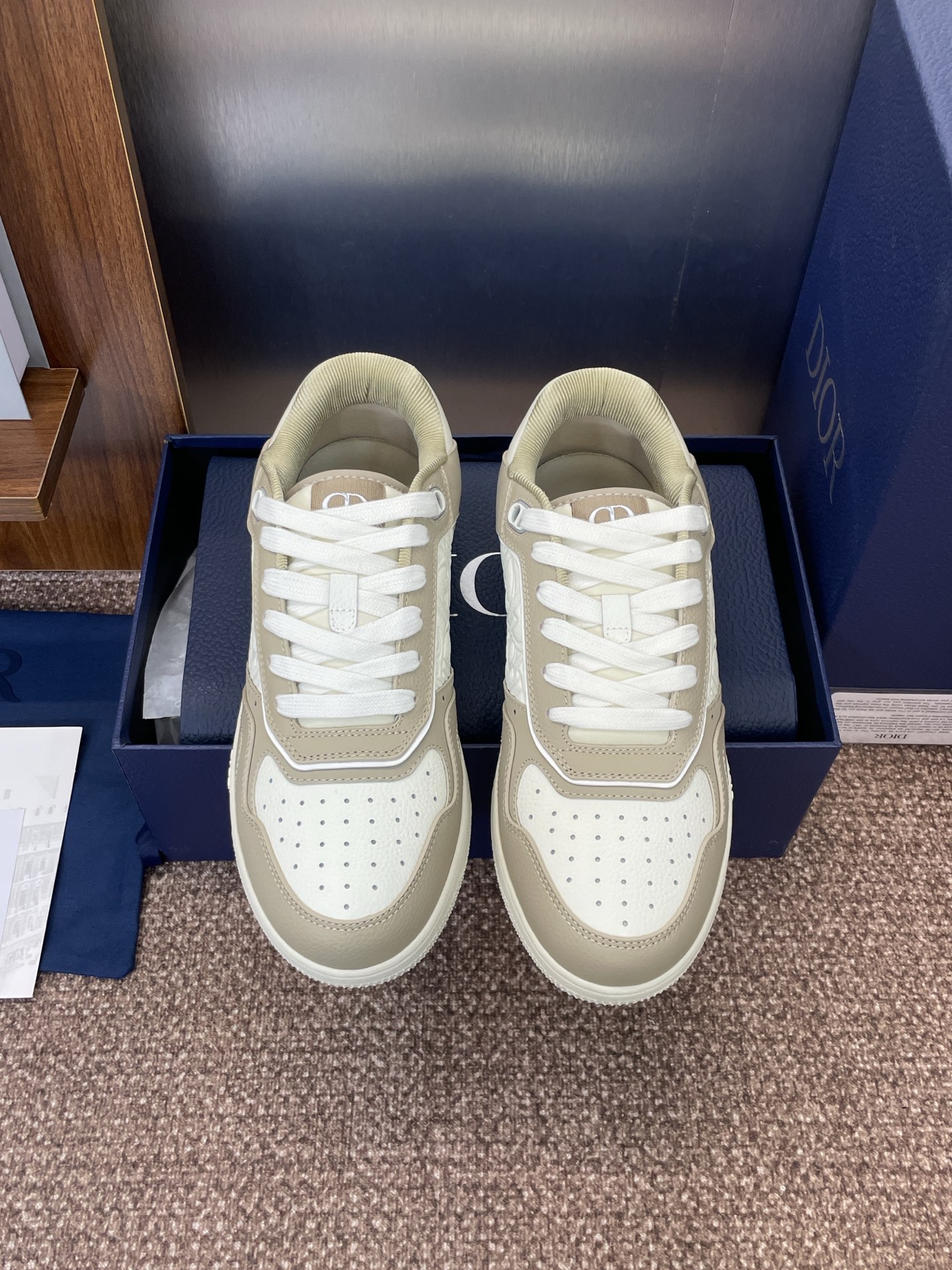 NO:420921,Dior 2025 Spring and Summer latest couple casual shoes Dior OBLIQUE B27 CD letter logo embossed round toe low-top lace-up skateboard shoes Celebrity same style flat-soled color-blocking sneakers Original development Top purchasing quality Material: Original custom top calfskin + original mold opening Tpu outsole + imported breathable mesh fabric inner Size women's size 35-40 (women's size 40 customized) Men's size 39-47 (.45.46.47 customization without return or replacement), casual shoes/sports, dior, dior, sneakers, cowhide19860909迪奥 2025春夏最新情侣款休闲鞋 Dior OBLIQUE B27 CD字母logo压花圆头低帮系带滑板鞋 明星同款平底拼色运动鞋 原版开发 顶级代购品质 材质:原版定制顶级小牛皮+原版开模Tpu大底+进口透气网眼织物内里 Size女码35-40（女码40定制） 男码39-47（.45.46.47定制不退不换）,休闲鞋/运动鞋,dior,dior,sneakers,cowhide,Women's Shoes