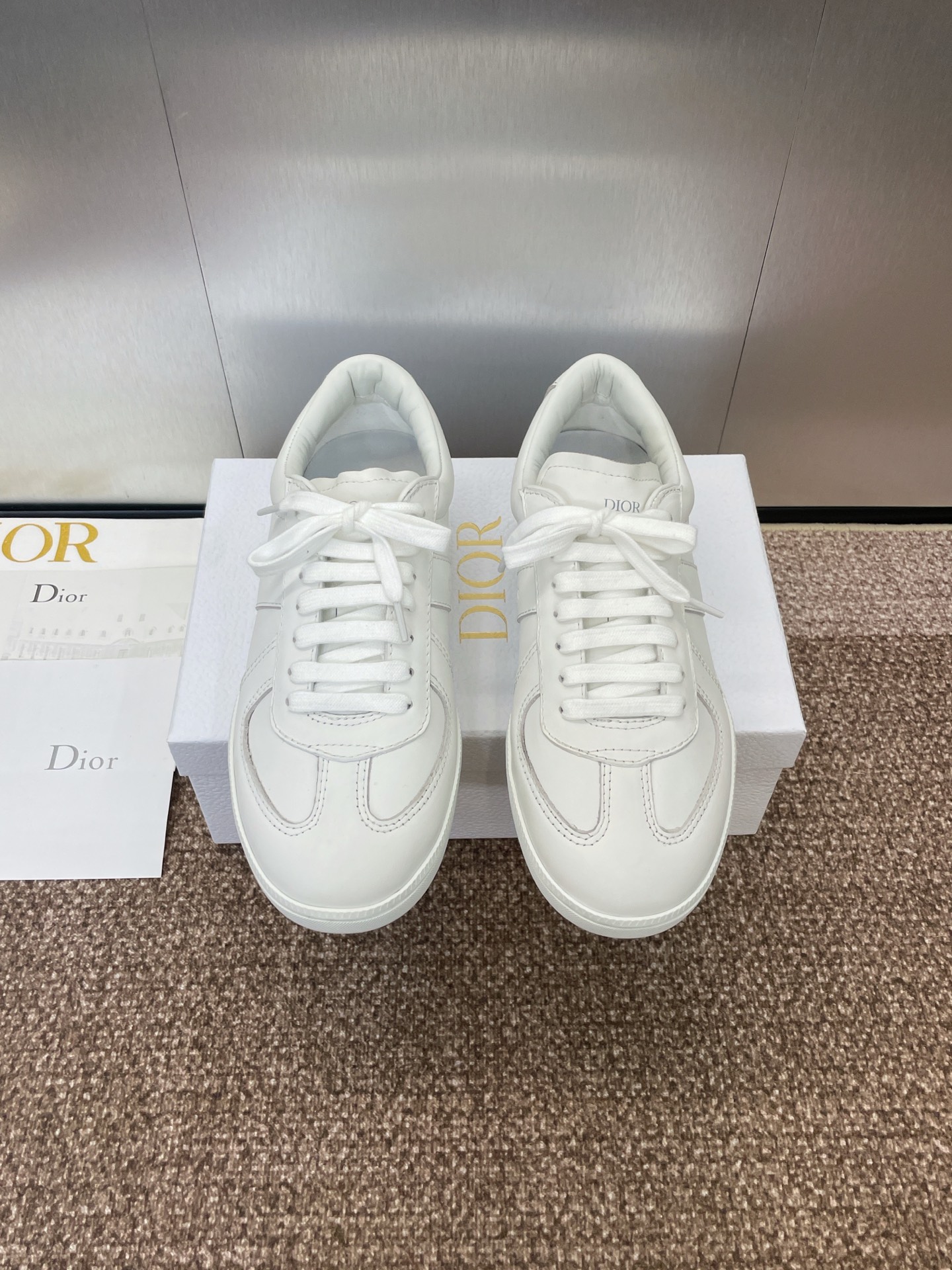 NO:420940,P women's 280/men's Dior Dior B01 2025 spring and summer latest couples lace-up casual white shoes CD letter logo embossed color-blocking German training shoes Celebrity same style flat-soled round-toe sneakers Market top version Material upper imported calfskin/imported sheep slim leather + water dyed cowhide inner lining + original molded TPU sole Size: Women's size 35-41 (40.41 custom-made without return or replacement) Men's size 39-45 (44.45 custom-made without return or replacement), casual shoes/sports, dior, dior, sneakers, cowhide, sheep19860909P女款280/男款 迪奥 Dior B01 2025春夏最新情侣款系带休闲小白鞋 CD字母logo压花拼色德训鞋 明星同款平底圆头运动鞋 市场顶级版本 材质鞋面进口小牛皮/进口羊猄皮+水染牛皮内里+原版开模TPU大底 Size:女码35-41（40.41定制不退不换)  男码39-45（44.45定制不退不换）,休闲鞋/运动鞋,dior,dior,sneakers,cowhide,sheep,Women's Shoes