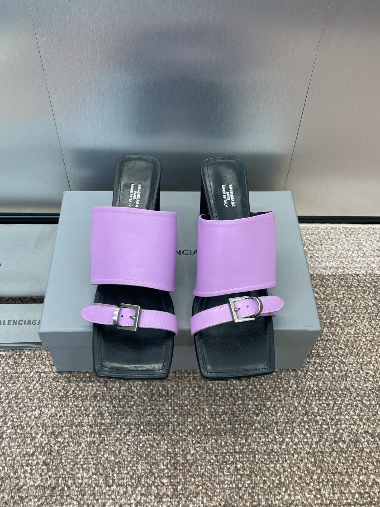 NO:408085,Balenciaga 2025 spring and summer new jelly color square toe thick heel metal belt buckle women's shoes Balenciaga letter logo hardware buckle high heel open-toe sandals Material: custom-made imported calfskin + mixed-bred sheepskin + Italian genuine leather outsole Heel height: 8CM size34-41 (34, 40, 41 custom-made non-return and exchange), high heels slippers, balenciaga, balenciaga, high heels, slippers, cowhide, sheepskin, Leather soles19860909Balenciaga 2025春夏新款果冻色方头粗跟金属皮带扣女鞋 巴黎世家字母logo五金扣高跟露趾凉拖鞋 材质:鞋面定制进口小牛皮+混种羊皮里+意大利真皮大底 跟高:8CM size34-41（34、40、41定制不退换）,高跟鞋拖鞋,balenciaga,balenciaga,high heels,slippers,cowhide,sheepskin,Leather soles,Women's Shoes