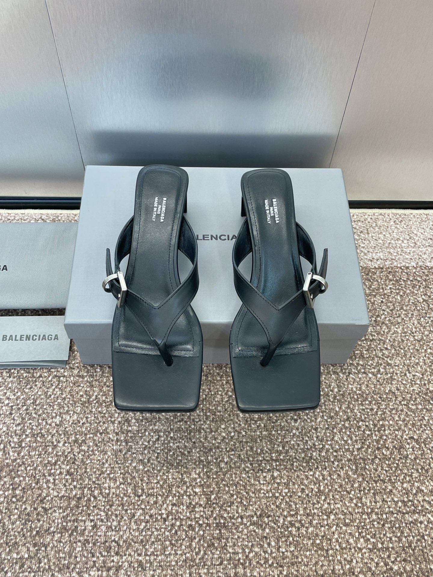 NO:408084,Balenciaga 2025 spring and summer new square toe thick heel metal belt buckle women's shoes Balenciaga letter logo hardware buckle high heel clip-toe flip flops Material: custom upper imported calfskin + mixed breed sheepskin + Italian genuine leather outsole Heel height: 5.5CM size34-41 (34, 40, 41 custom-made non-return and exchange), split-toed shoes, balenciaga, balenciaga, slippers, cowhide, sheepskin, Leather soles19860909Balenciaga 2025春夏新款方头粗跟金属皮带扣女鞋 巴黎世家字母logo五金扣高跟夹趾人字拖鞋 材质:鞋面定制进口小牛皮+混种羊皮里+意大利真皮大底 跟高:5.5CM size34-41（34、40、41定制不退换）,分趾鞋,balenciaga,balenciaga,slippers,cowhide,sheepskin,Leather soles,Women's Shoes
