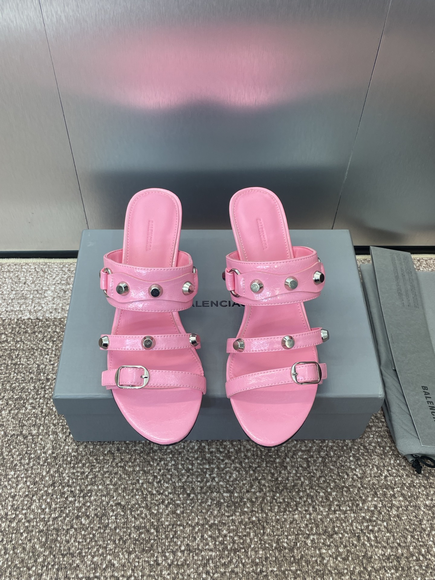 NO:408083,Balenciaga 2025 counter spring and summer new jelly color round toe mid-heel punk style metal belt buckle women's shoes Balenciaga letter logo hardware buckle open-toe sandals Material: custom-made imported calfskin + mixed-bred sheepskin + Italian genuine leather outsole Heel height: 6CM size34-41 (34, 40, 41 custom-made non-return and exchange), high heels slippers, balenciaga, balenciaga, high heels, slippers, cowhide, sheepskin, Leather soles19860909Balenciaga 2025专柜春夏新款果冻色圆头中跟朋克风格金属皮带扣女鞋 巴黎世家字母logo五金扣露趾凉拖鞋 材质:鞋面定制进口小牛皮+混种羊皮里+意大利真皮大底 跟高:6CM size34-41（34、40、41定制不退换）,高跟鞋拖鞋,balenciaga,balenciaga,high heels,slippers,cowhide,sheepskin,Leather soles,Women's Shoes