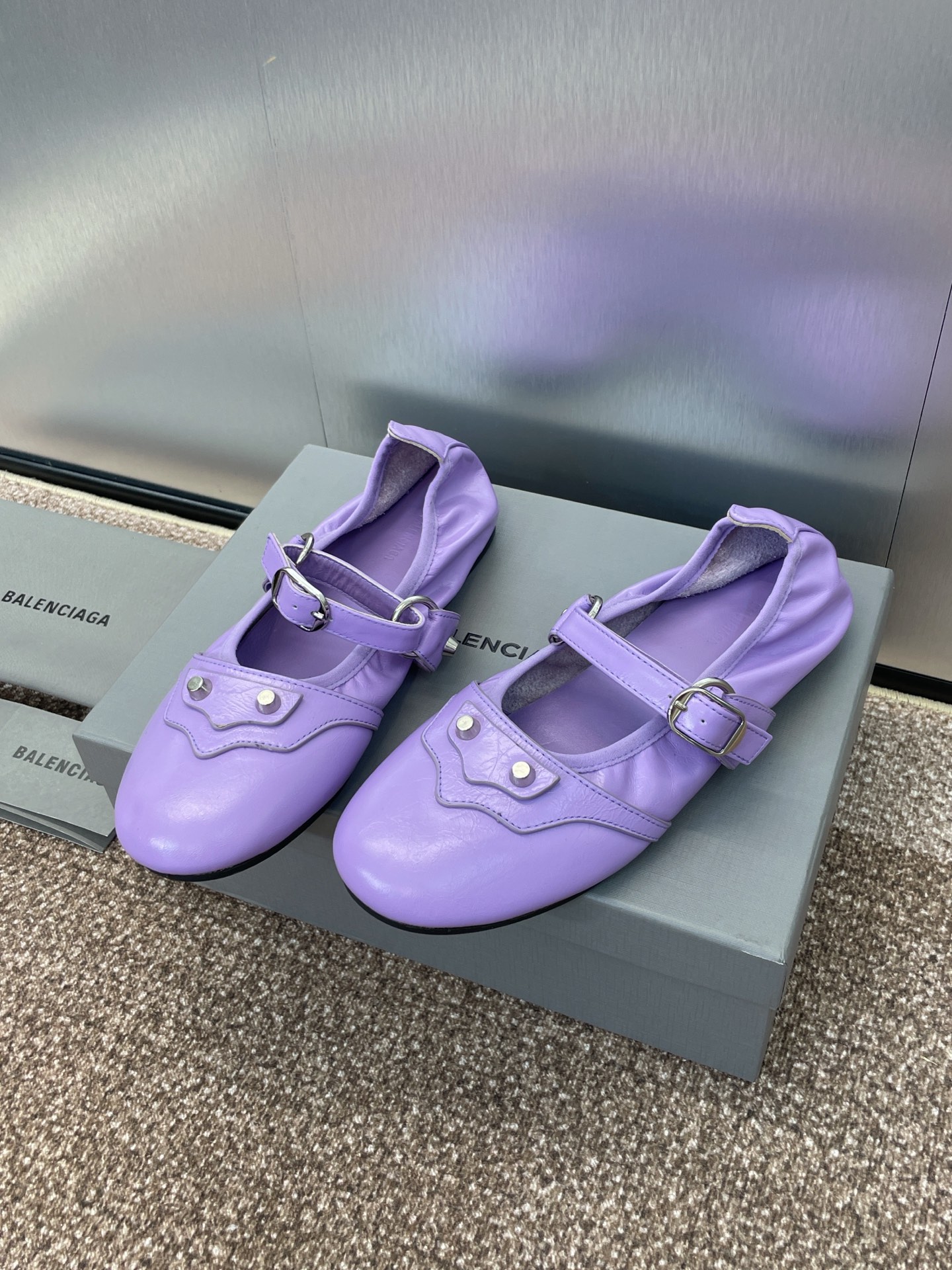 NO:408082,Balenciaga 2025 counter spring and summer new jelly color flat-soled round-toe punk style metal belt buckle ballet doll women's shoes Balenciaga letter logo hardware buckle Mary Zhen single shoes Material: custom imported calfskin + mixed breed sheepskin + Italian genuine leather sole size34-41 (34, 40, 41 custom-made non-return and exchange), ballet shoes, balenciaga, balenciaga, mary jane, cowhide, sheepskin, Leather soles19860909Balenciaga 2025专柜春夏新款果冻色平底圆头朋克风格金属皮带扣芭蕾舞娃娃女鞋 巴黎世家字母logo五金扣玛丽珍单鞋 材质:鞋面定制进口小牛皮+混种羊皮里+意大利真皮大底 size34-41（34、40、41定制不退换）,芭蕾舞鞋,balenciaga,balenciaga,mary jane,cowhide,sheepskin,Leather soles,Women's Shoes