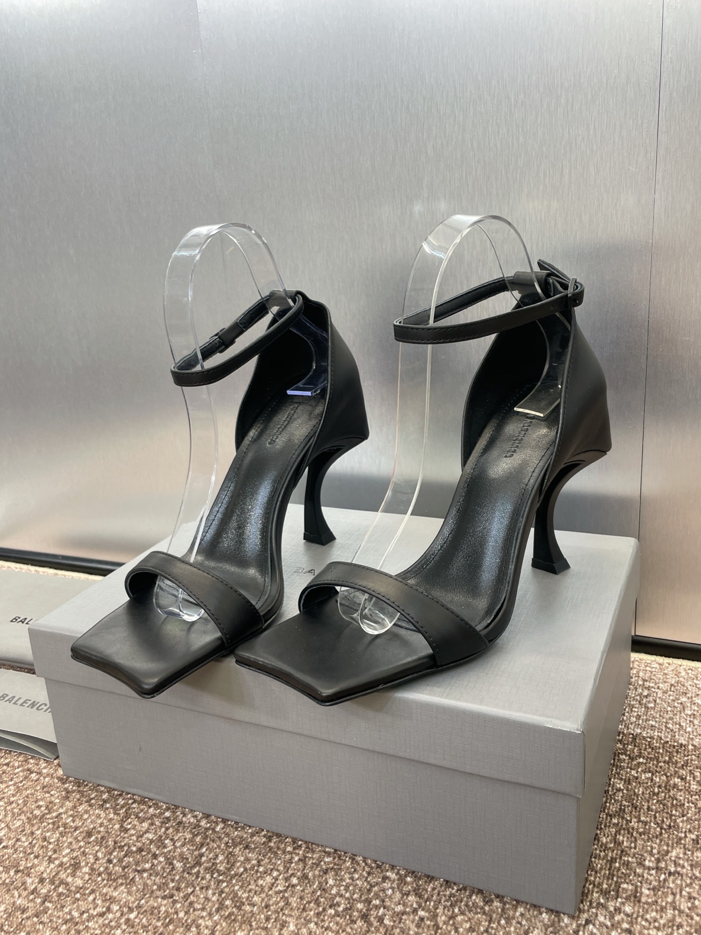 NO:408080,Balenciaga 2025 spring and summer new square-toe high heels women's shoes Balenciaga special-shaped heels temperament saddle-toed sandals Material: Custom-made imported calfskin + mixed-bred sheepskin + Italian genuine leather outsole Heel height: 8CM size34-41 (34, 40, 41 custom-made non-return and exchange), high heels sandals, balenciaga, balenciaga, sandals, high heels, cowhide, sheepskin, Leather soles19860909Balenciaga 2025春夏新款方头高跟女鞋 巴黎世家异形跟气质马鞍带露趾凉鞋 材质:鞋面定制进口小牛皮+混种羊皮里+意大利真皮大底 跟高:8CM size34-41（34、40、41定制不退换）,高跟鞋凉鞋,balenciaga,balenciaga,sandals,high heels,cowhide,sheepskin,Leather soles,Women's Shoes