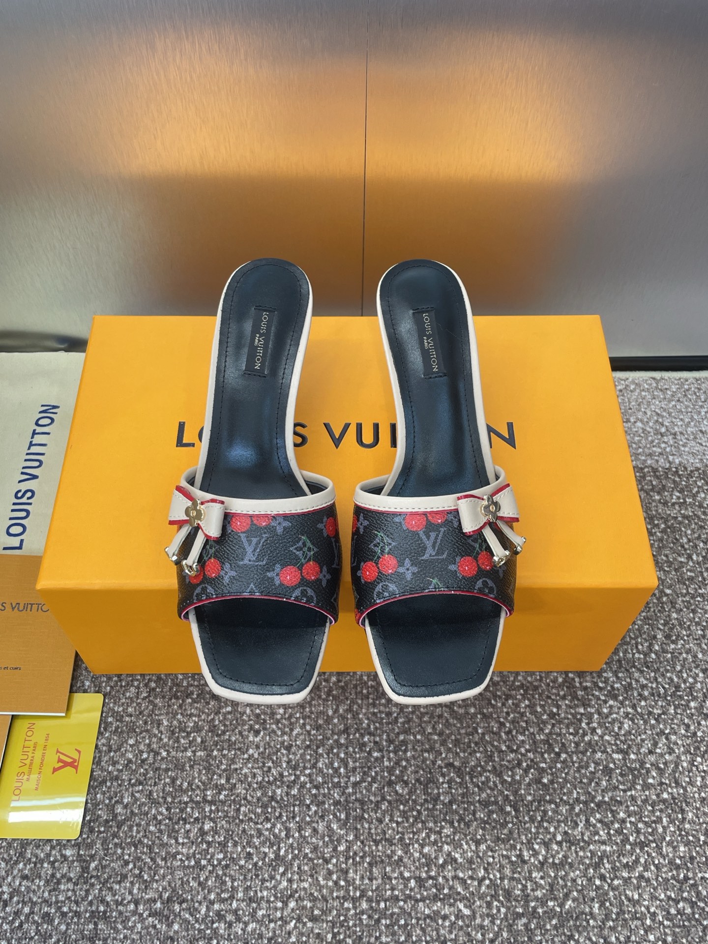 NO:408076,Louis Vuitton 2025 spring and summer new cat heel butterfly fruit frozen color women's shoes LV letter logo hardware button square toe color-blocking sandals Material upper imported environmentally friendly breathable presbyterian leather + water dyed sheepskin inner + Italian genuine leather outsole Heel height 5.5CM Size34-42 (34. 40.41.42 custom-made non-return and exchange), high heel slippers, louis vuitton, louis vuitton, high heels, slippers, sheepskin, Leather soles19860909Louis Vuitton 2025春夏新款猫跟蝴蝶结果冻色女鞋 LV 字母logo五金扣方头拼色凉拖鞋 材质鞋面进口环保透气老花皮+水染羊皮内里+意大利真皮大底 跟高5.5CM Size34-42（34. 40.41.42定制不退换）,高跟鞋拖鞋,louis vuitton,louis vuitton,high heels,slippers,sheepskin,Leather soles,Women's Shoes