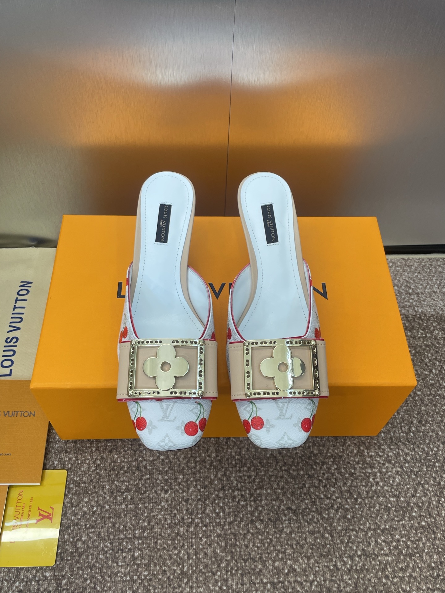 NO:408078,Louis Vuitton 2025 spring and summer new cat heel jelly color women's shoes LV letter logo hardware buckle square toe color-blocking rear empty muller slippers material upper imported environmentally friendly breathable presbyterian leather + water dyed sheepskin lining + Italian genuine leather outsole Heel height 5.5CM Size34-42 (34. 40.41.42 custom-made non-return and exchange), high heel slippers, louis vuitton, louis vuitton, high heels, slippers, sheepskin, Leather soles19860909Louis Vuitton 2025春夏新款猫跟果冻色女鞋 LV 字母logo五金扣方头拼色后空穆勒拖鞋 材质鞋面进口环保透气老花皮+水染羊皮内里+意大利真皮大底 跟高5.5CM Size34-42（34. 40.41.42定制不退换）,高跟鞋拖鞋,louis vuitton,louis vuitton,high heels,slippers,sheepskin,Leather soles,Women's Shoes