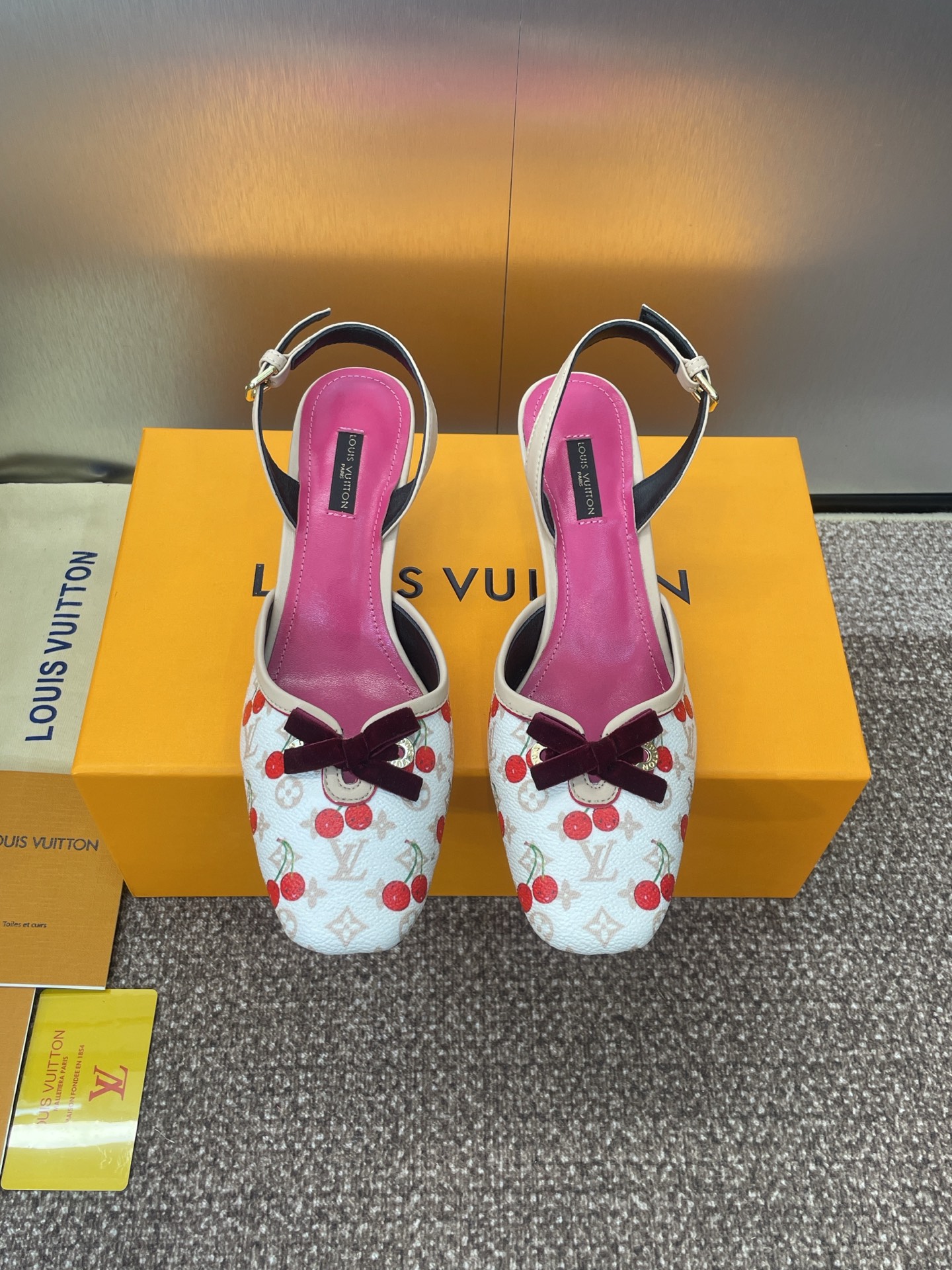 NO:408074,Louis Vuitton 2025 spring and summer new cat heel butterfly fruit frozen color women's shoes LV letter logo hardware buckle square toe color-blocking rear empty sandals material upper imported environmentally friendly breathable presbyterian leather + water dyed sheepskin inner + Italian leather outsole Heel height 5.5CM Size34-42 (34. 40.41.42 custom-made non-return and exchange), high heels sandals, louis vuitton, louis vuitton, sandals, high heels, sheepskin, Leather soles19860909Louis Vuitton 2025春夏新款猫跟蝴蝶结果冻色女鞋 LV 字母logo五金扣方头拼色后空凉鞋 材质鞋面进口环保透气老花皮+水染羊皮内里+意大利真皮大底 跟高5.5CM Size34-42（34. 40.41.42定制不退换）,高跟鞋凉鞋,louis vuitton,louis vuitton,sandals,high heels,sheepskin,Leather soles,Women's Shoes