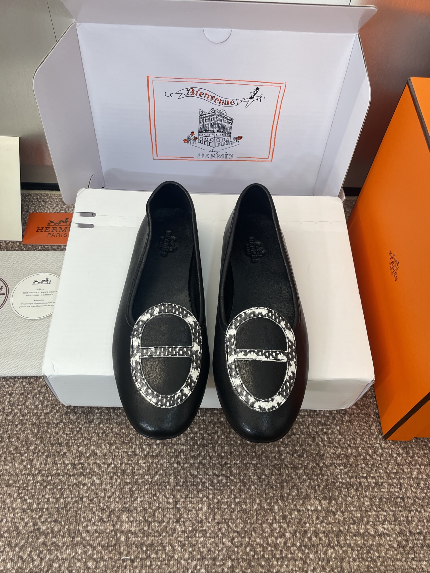 NO:408072,Dongguan goods Purchase grade Hermes Hermes 2025 spring and summer new color-blocking ballet doll women's shoes H home flat sole round head one-legged Mary Zhen Loafer single shoes Material imported calfskin/rare python skin + water dyed sheepskin water + Italian injection molded leather outsole Size: Women's size 35-41 (40.41 custom made without return or exchange), single shoes, hermes, hermes, loafers, mary jane, cowhide, sheepskin, snakeskin, Leather soles19860909莞货 代购级 爱马仕 Hermes 2025春夏新款拼色芭蕾舞娃娃女鞋 H家平底圆头一脚蹬玛丽珍乐福单鞋 材质进口小牛皮/珍稀蟒蛇皮+水染羊皮水里+ 意大利注塑真皮大底 Size: 女码35-41（40.41定制不退换）,单鞋,hermes,hermes,loafers,mary jane,cowhide,sheepskin,snakeskin,Leather soles,Women's Shoes