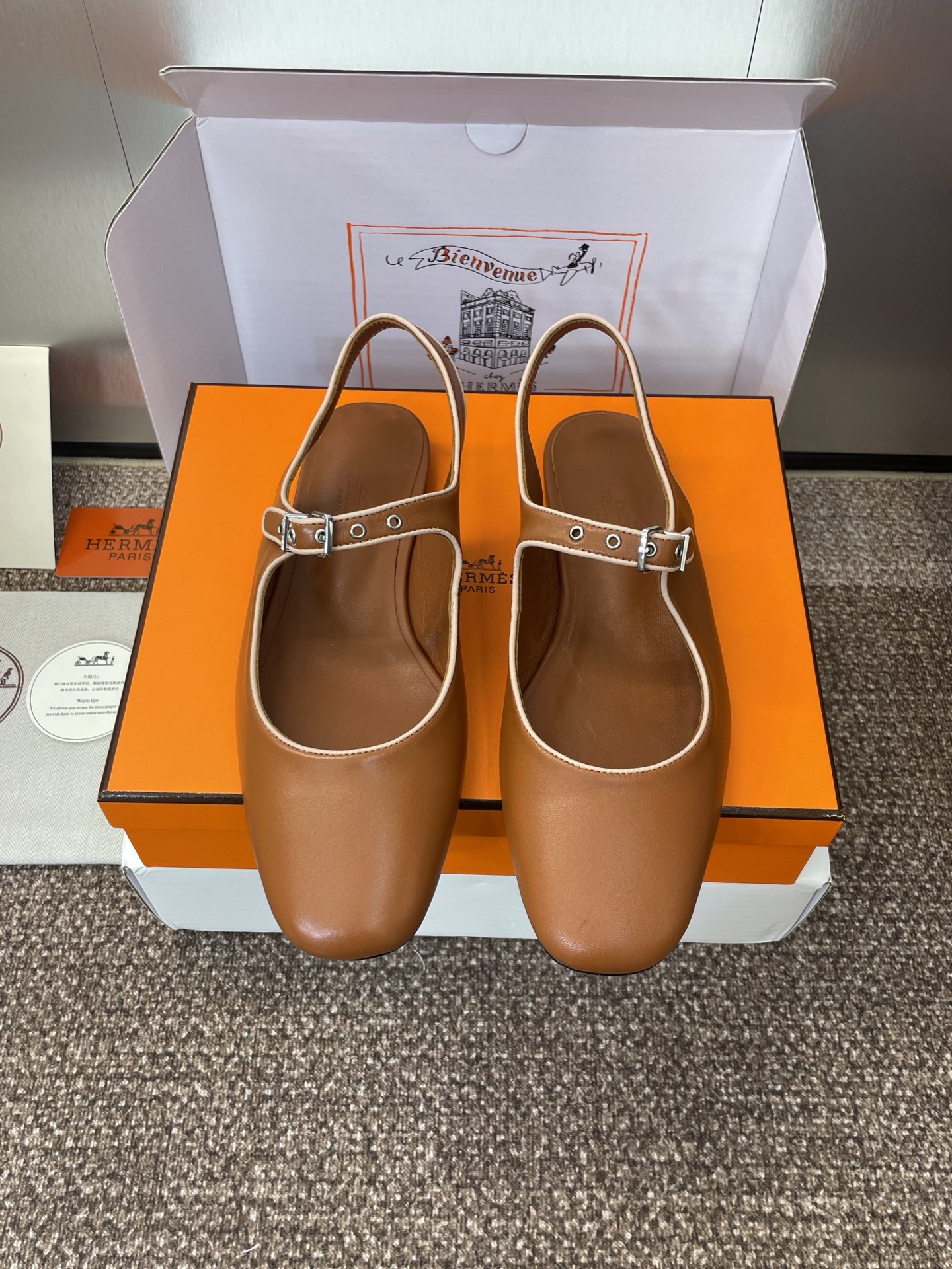NO:408243,Dongguan production Top purchasing agent Hermes Hermes 2025 spring and summer new Kleo color-blocking women's shoes H family hardware belt buckle flat-soled round toe back empty sandals Material upper imported calfskin + water dyed sheepskin + Italian leather outsole Size: 35-41 (40.41 custom-made without return or exchange), sandals, hermes, hermes, sandals, cowhide, sheepskin, Leather soles19860909莞产 顶级代购级 爱马仕 Hermes 2025春夏新款 Kleo拼色女鞋 H家五金皮带扣平底圆头后空凉鞋 材质鞋面进口小牛皮 +水染羊皮水里+意大利真皮大底 Size: 35-41（40.41定制不退换）,凉鞋,hermes,hermes,sandals,cowhide,sheepskin,Leather soles,Women's Shoes