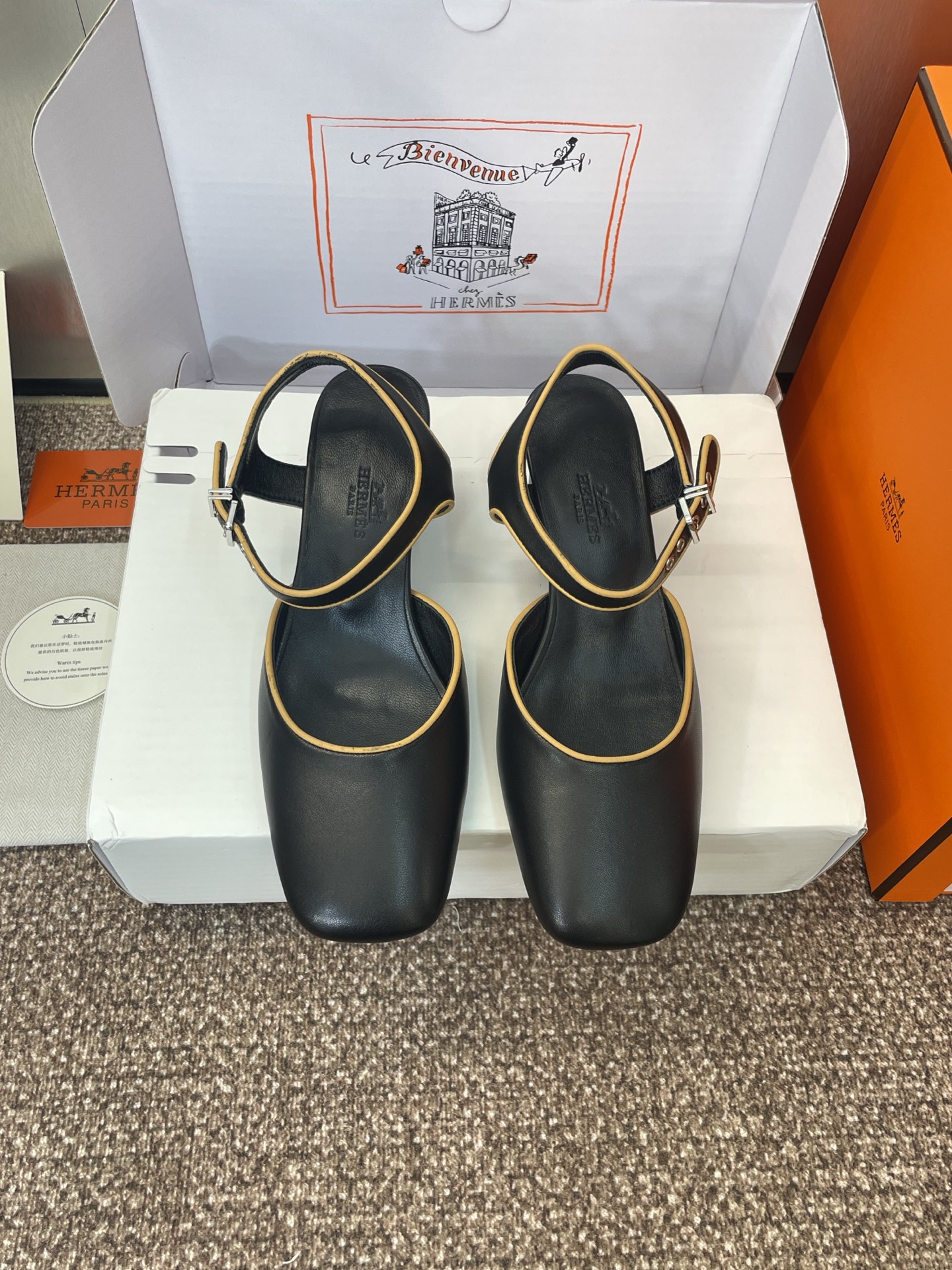 NO:408246,Dongguan production Top purchasing agent Hermes Hermes 2025 spring and summer new Kleo color-blocking women's shoes H family hardware belt buckle thick heel round toe empty sandals Material upper imported calfskin + water dyed sheepskin + Italian leather outsole Heel height 6CM Size: 35-41 (40.41 custom made without return or exchange), sandals, hermes, hermes, sandals, cowhide, sheepskin, Leather soles19860909莞产 顶级代购级 爱马仕 Hermes 2025春夏新款 Kleo拼色女鞋 H家五金皮带扣粗跟圆头后空凉鞋 材质鞋面进口小牛皮 +水染羊皮水里+意大利真皮大底 跟高6CM Size: 35-41（40.41定制不退换）,凉鞋,hermes,hermes,sandals,cowhide,sheepskin,Leather soles,Women's Shoes