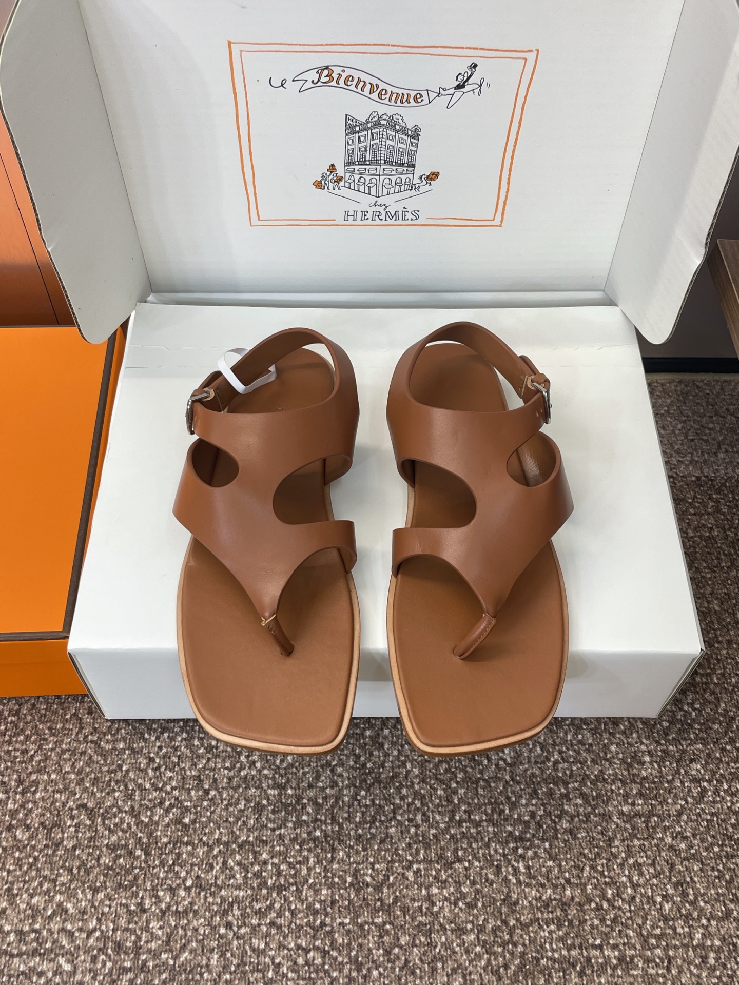 NO:411116,Hermes Karen flat sandal series, fashionable and versatile, super comfortable, every detail is the ultimate / fabric cowhide / inner mixed sheepskin / exclusively developed hardware shoe buckles Outsole original leather edge strip outsole SIZE35-42 (40.41.42 custom-made, no return or replacement), split-toe shoes, hermes, hermes, sandals, cowhide, sheepskin19860909Hermes 爱马仕 Karen 平底凉鞋系列 时尚又百搭 超级舒服 每个细节都做到极致 /面料牛皮/内里混种羊皮/独家开发五金鞋扣 大底原版真皮沿条大底 SIZE35-42（40.41.42定制不退不换）,分趾鞋,hermes,hermes,sandals,cowhide,sheepskin,Women's Shoes