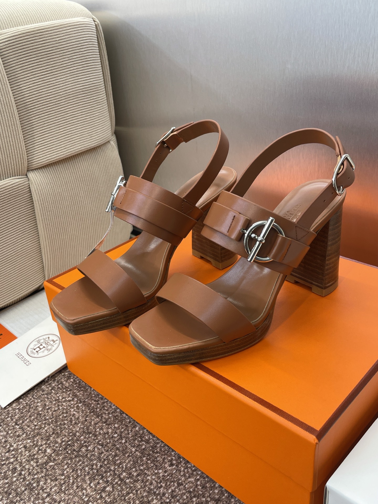 NO:411110,Hermes H home thick heel sandals, fashionable and versatile, super comfortable, every detail is the ultimate / fabric cowhide / mixed inner sheepskin / exclusively developed hardware shoe buckle Heel height 9cm Outsole original leather layer leather water table leather outsole SIZE35-42 (40.41.42 customization, no return or replacement), high heels sandals, hermes, hermes, sandals, high heels, cowhide, sheepskin, Leather soles19860909Hermes 爱马仕H家粗跟凉鞋 时尚又百搭 超级舒服 每个细节都做到极致 /面料牛皮/内里混种羊皮/独家开发五金鞋扣 跟高9cm 大底原版真皮层皮水台真皮大底 SIZE35-42（40.41.42定制不退不换）,高跟鞋凉鞋,hermes,hermes,sandals,high heels,cowhide,sheepskin,Leather soles,Women's Shoes