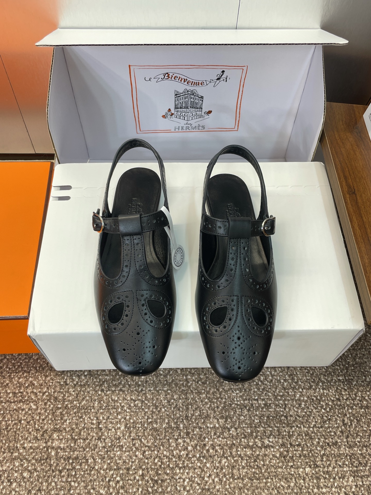 NO:411103,Hermes kamilla series Mary Jean flat-soled sandals goatskin and Nappa leather Mary Jean shoes, paired with the iconic 'H' shoe buckle and contrasting color piping to create a delicate and soft look. Fabric imported sheepskin/skin lining imported leather outsole Size#35-39 (customized for 40/41 without return or exchange), sandals, hermes, hermes, sandals, mary jane, sheepskin, Leather soles19860909莞产 Hermes 爱马仕 kamilla系列 玛丽珍平底后空凉鞋 山羊皮和Nappa皮革 玛丽珍鞋,搭配标志性“H”鞋扣和撞色滚边 打造精致柔美造型. 面料进口羊皮/羊皮内里 进口真皮大底 Size#35-39（40/41定做不退换）,凉鞋,hermes,hermes,sandals,mary jane,sheepskin,Leather soles,Women's Shoes