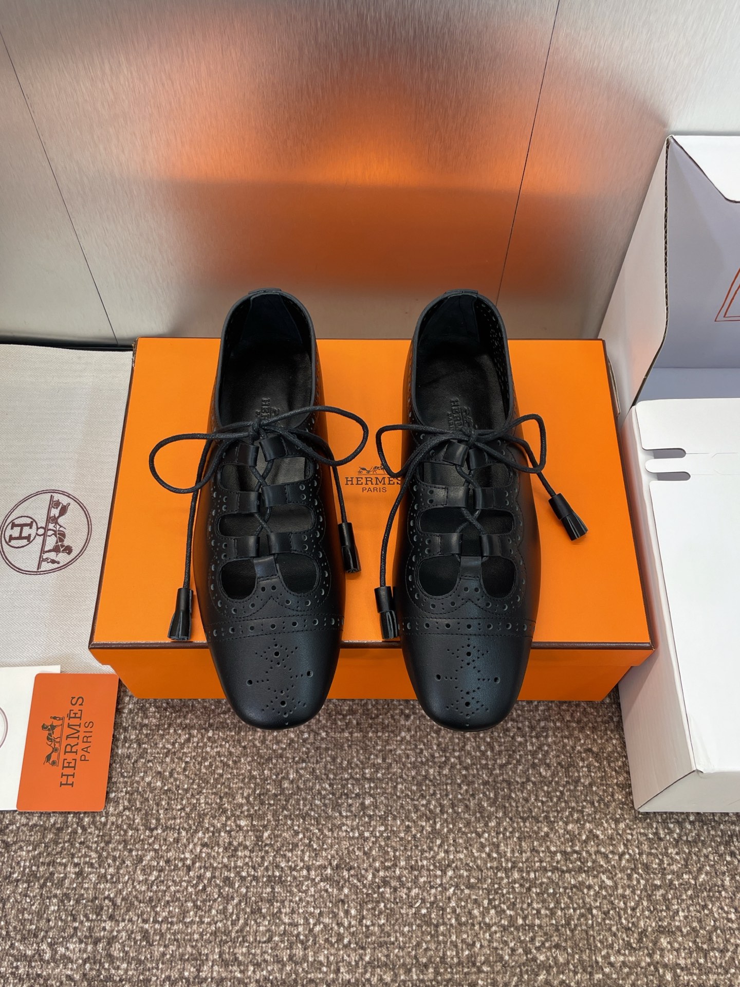 NO:411162,Hermes kamilla series flat-soled Mary Jane doll women's singles shoes goatskin and Nappa leather Mary Jane shoes, paired with the iconic 'H' shoe buckle and contrasting color piping to create a delicate and soft look. Fabric imported sheepskin/skin lining imported leather outsole Size#35-39 (customized for 40/41 without return or exchange), single shoes, hermes, hermes, mary jane, sheepskin, Leather soles19860909莞产 Hermes 爱马仕 kamilla系列 平底玛丽珍娃娃女单鞋 山羊皮和Nappa皮革 玛丽珍鞋,搭配标志性“H”鞋扣和撞色滚边 打造精致柔美造型. 面料进口羊皮/羊皮内里 进口真皮大底 Size#35-39（40/41定做不退换）,单鞋,hermes,hermes,mary jane,sheepskin,Leather soles,Women's Shoes