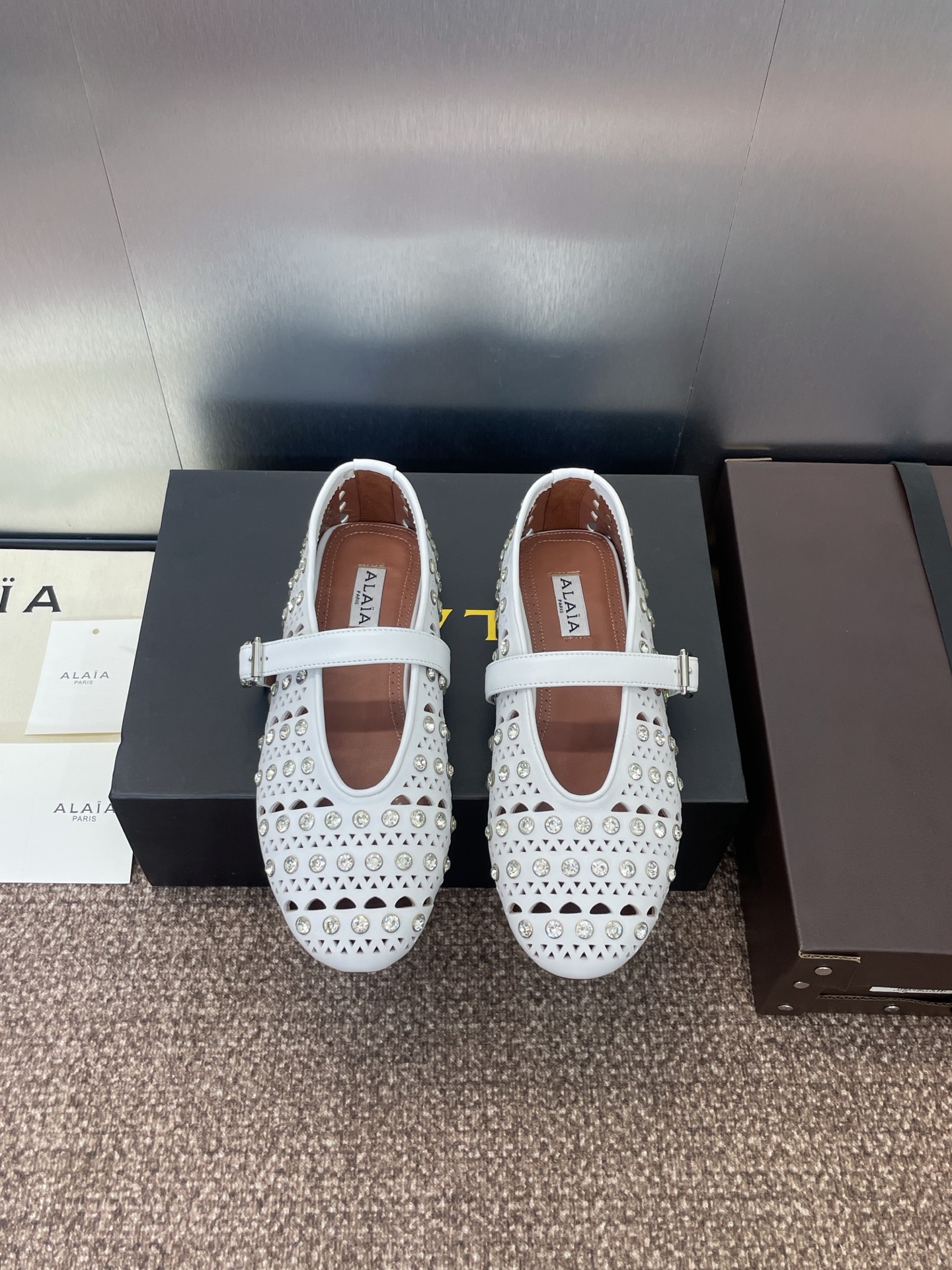 NO:420852,Ordinary box/original packaging Alaia spring and summer new rivet rhinestone Mary Jane ballerina shoes ALAIA star same style belt buckle round toe color-block punk lazy loafer single shoes Material upper imported calfskin + water dyed sheepskin lining + original mold open sole Size34-42 (34, 40, 41, 42, custom-made non-return), ballet shoes, alaia, loafers, mary jane, cowhide, sheepskin19860909普通盒/ 原版包装 阿莱亚春夏新款铆钉水钻玛丽珍芭蕾舞女鞋ALAIA明星同款皮带扣圆头拼色朋克风懒人乐福单鞋 材质鞋面进口小牛皮+水染羊皮内里+ 原版开模大底 Size34-42（34、40、41、42、定制不退换）,芭蕾舞鞋,alaia,loafers,mary jane,cowhide,sheepskin,Women's Shoes