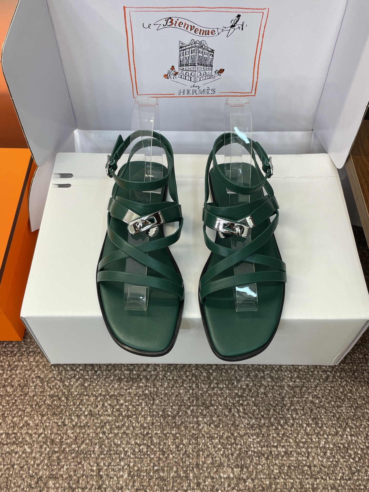 NO:415650,Dongguan Purchase Grade Hermes Hermes Spring and Summer New Kelly buckle lnnocente color-blocked women's shoes H home flat-soled round-toe Roman style cross-belt sandals Material upper imported calfskin + water dyed sheepskin + Italian genuine leather soles Size: 35-41 (40.41 custom-made without return or exchange), sandals, hermes, hermes, sandals, slippers, cowhide, sheepskin, Leather soles19860909莞产 代购级 爱马仕 Hermes 春夏新款 Kelly扣 lnnocente拼色女鞋 H家平底圆头罗马风交叉带凉拖鞋 材质鞋面进口小牛皮 +水染羊皮水里+意大利真皮大底 Size: 35-41（40.41定制不退换）,凉鞋,hermes,hermes,sandals,slippers,cowhide,sheepskin,Leather soles,Women's Shoes