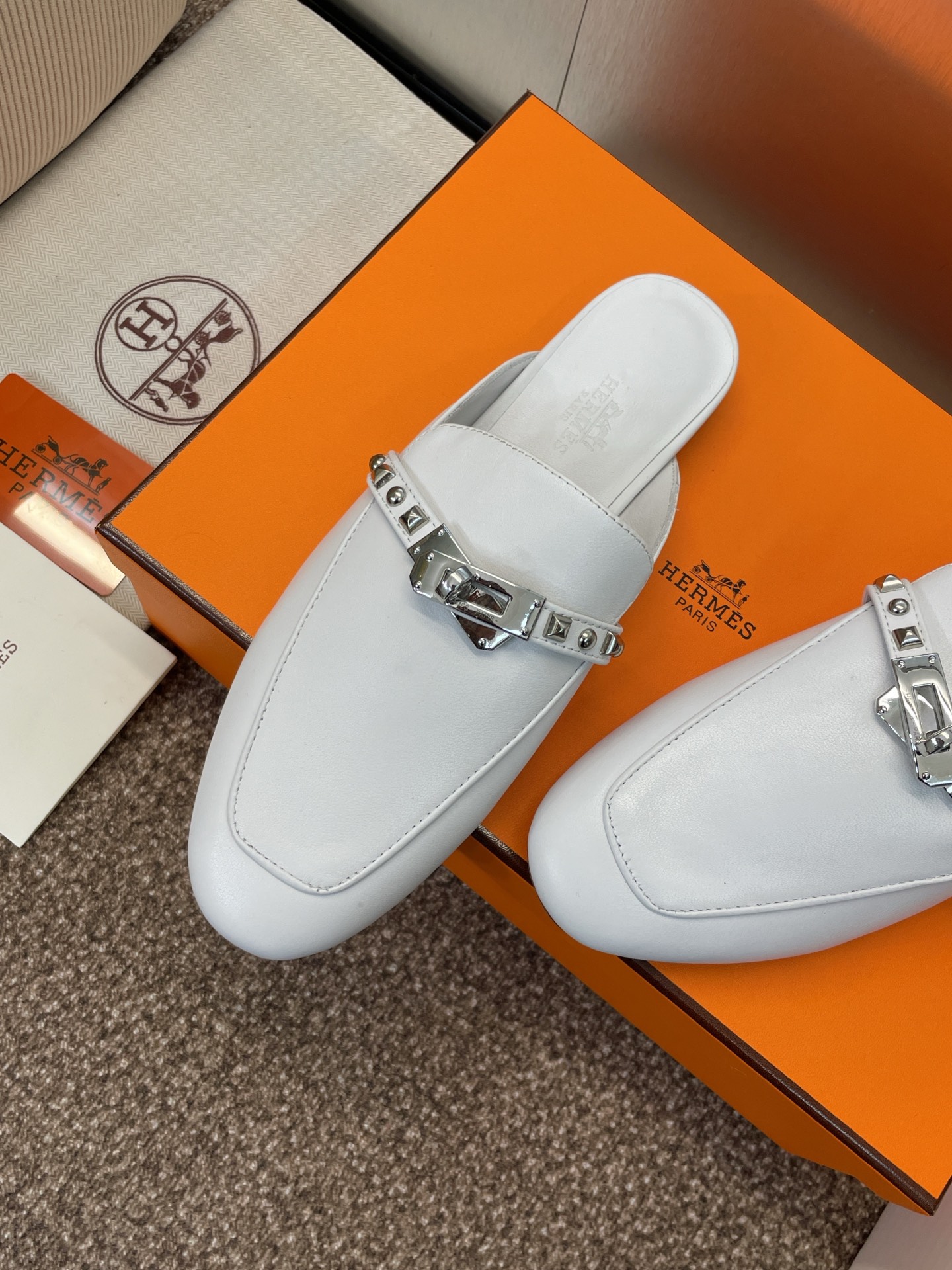 NO:415643,Dongguan Purchase Grade Hermes Hermes Spring and Summer Classic Kelly buckle OZ color-blocking low-heeled women's shoes H home flat rivet round-toed muller sandals Material imported calfskin + water dyed sheepskin + Italian genuine leather outsole Heel height 1.5CM Size: 35-41 (40.41 custom-made non-return and exchange), semi-torch, hermes, hermes, slippers, cowhide, sheepskin, Leather soles19860909莞产 代购级 爱马仕 Hermes 春夏经典款 Kelly扣 OZ拼色低跟女鞋 H家平底铆钉圆头穆勒凉拖鞋 材质进口小牛皮+水染羊皮水里+意大利真皮大底 跟高1.5CM Size: 35-41（40.41定制不退换）,半拖,hermes,hermes,slippers,cowhide,sheepskin,Leather soles,Women's Shoes