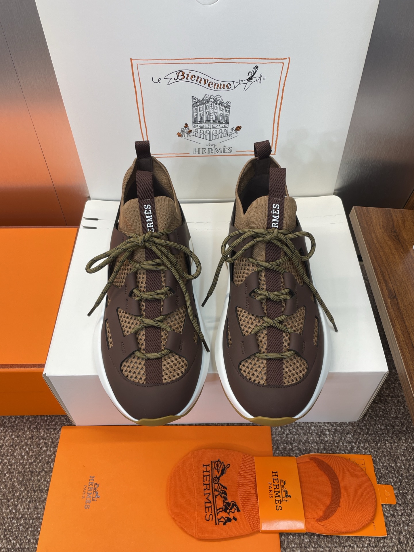 NO:420933,Men's size only, produced in Dongguan, top purchasing version, Hermes Hermes new spring and summer style, Lift casual lace-up versatile sports shoes, H-home thick sole, fashionable style color-blocking Forrest Gump running shoes, material upper imported environmentally friendly breathable mesh patchwork imported sheep skin + water dyed sheepskin inner lining + original molded tpu outsole, sole thickness 2.5CM: Men's size 39-46 (45.46 custom-made, non-return and exchange), casual shoes/sports, hermes, hermes, sneakers, sheepskin, sheep19860909仅男码 莞产 顶级代购版本 爱马仕 Hermes 春夏新款 Lift 休闲系带百搭运动鞋 H家厚底时尚风格拼色阿甘跑鞋 材质鞋面进口环保透气网眼布拼接进口羊猄皮+水染羊皮内里+原版开模tpu大底 底厚2.5CM Size: 男码39-46（45.46定制不退换）,休闲鞋/运动鞋,hermes,hermes,sneakers,sheepskin,sheep,Women's Shoes