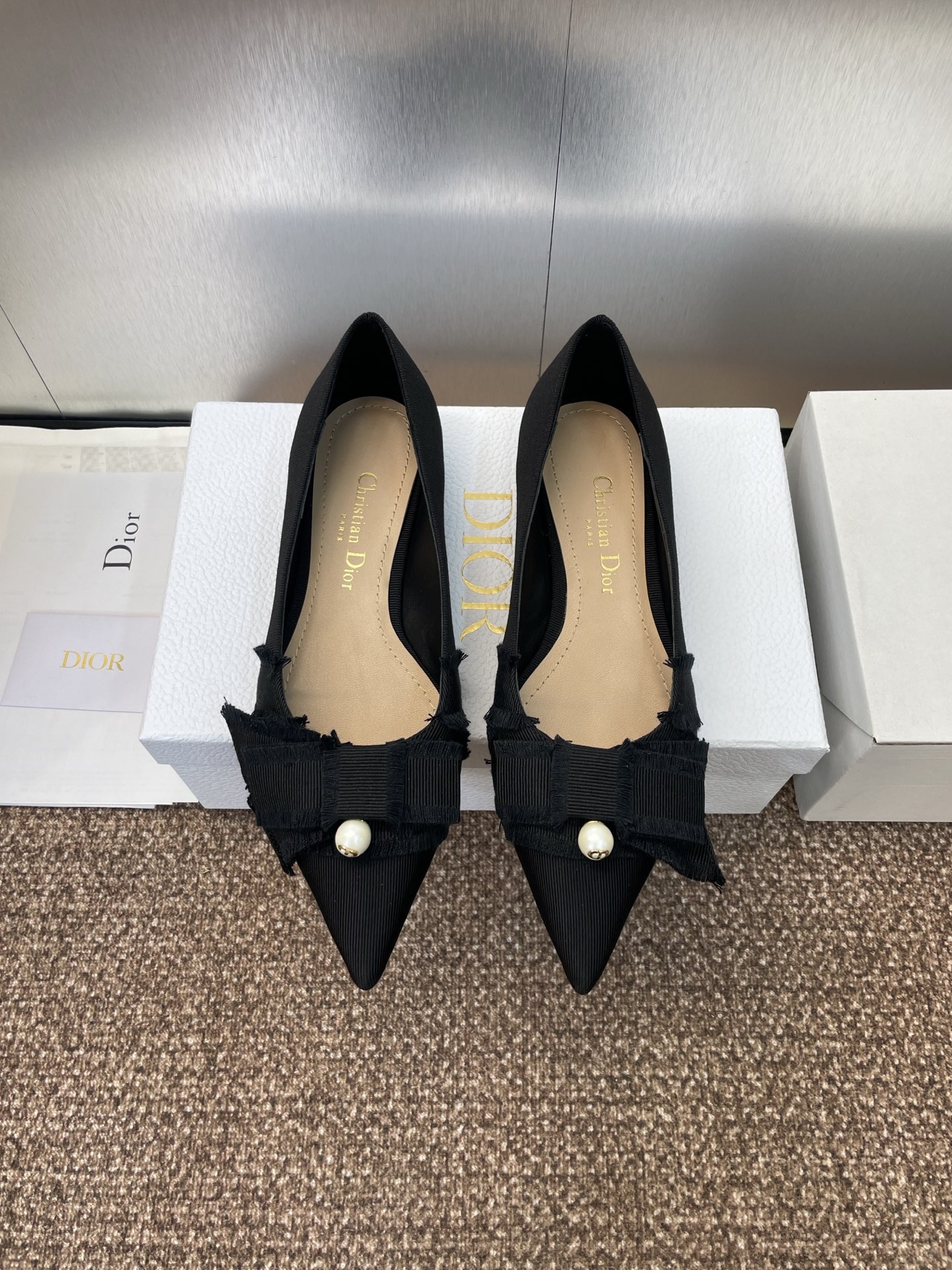 NO:444285,J'ADIOR tassel webbing shoes Dior 2025 spring and summer show new Adiorble women's shoes CD stars same fashion tassel bow pointed toe pearl letter logo hardware buckle flat shoes top high-end version on the market Material: original customized tassel groskin upper + water dyed sheepskin inner footbed + original molded pearl hardware buckle + Italian leather outsole size34-43 (34.40.41.42.43 custom made no return), single shoes, dior, dior, sheepskin, Leather soles19860909J'ADIOR流苏织带女鞋 Dior 迪奥 2025春夏走秀新款Adiorble女鞋 CD明星同款时尚流苏蝴蝶结尖头珍珠字母logo五金扣平底单鞋 市面顶级高端版本 材质:原版定制流苏罗缎鞋面+水染羊皮内里垫脚+原版开模珍珠五金扣+意大利真皮大底 size34-43(34.40.41.42.43定做不退换),单鞋,dior,dior,sheepskin,Leather soles,Women's Shoes