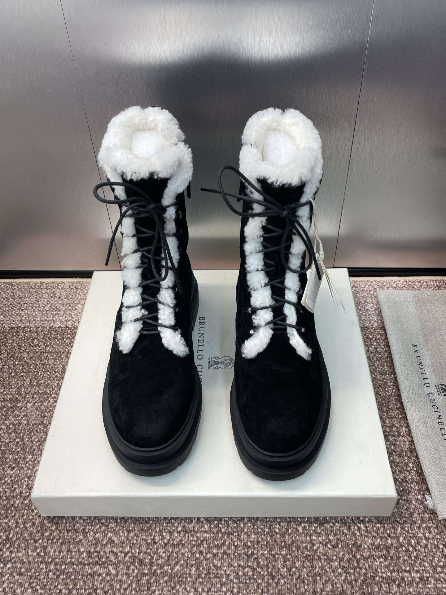 NO:437193,Brunello Cucineli Autumn and Winter New Lamb Fur Snow Women's Short Boots BC Thick Sole Low Heel Round-toe Lace-toe Locked Motorcycle Knight Military Boots Material Upper Imported Sheep Suede + Lamb Fur Inner + Original Open-Model Outsole Number BC071839025 Heel Heel Heel 3CM Size35-39 (40 41 42 Customized No Returns and Exchanges), Boots, brunello cucinelli,boots,sheep,chamois Leather19860909Brunello Cucineli 布鲁内诺库奇内利秋冬新款羊羔毛雪地女短靴 BC 厚底低跟圆头系带机车骑士军靴 材质鞋面进口羊猄麂皮+羊羔毛内里+原版开模大底 编号BC071839025 跟高3CM Size35-39 (40 41 42 定做不退换）,靴子,brunello cucinelli,boots,sheep,chamois leather,Women's Shoes