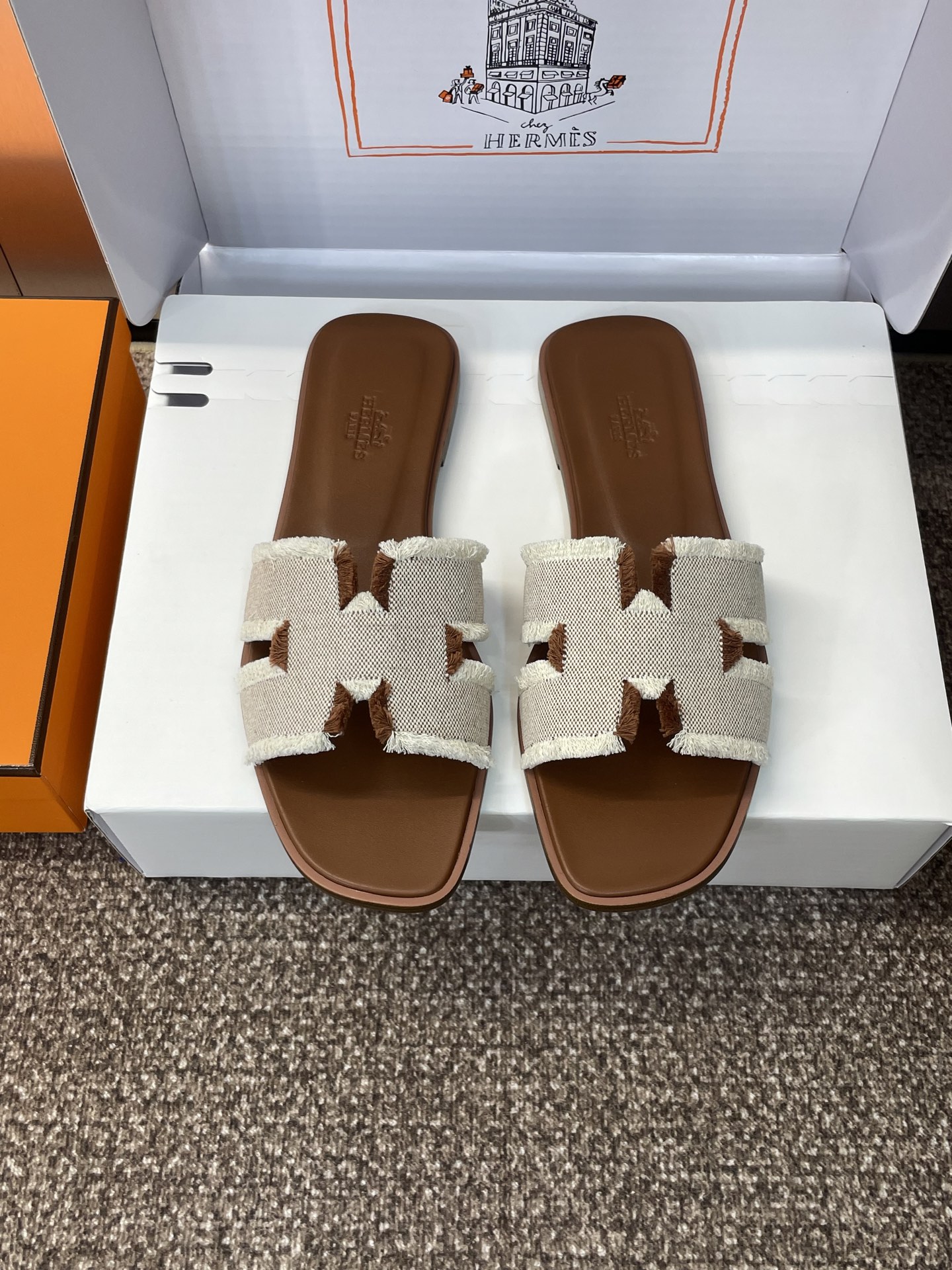 NO:442885,Dongguan Purchase Grade Hermes Hermes Spring and Summer Classic Oran Color-blocked I-Flop Women's Shoes H Home Flat Sole Round Toe Open-toe Slippers Material Imported Washing Craft Denim + Water-Dyeing Sheepskin + Italian Leather Sole Size: 34-42 (34.40.41.42 Customized without return or exchange), Slippers, hermes, hermes, slippers, sheepskin, Leather Soles19860909莞产 代购级 爱马仕 Hermes 春夏经典款 Oran 拼色工字拖女鞋 H家平底圆头露趾凉拖鞋 材质进口水洗工艺牛仔布+水染羊皮水里+意大利真皮大底 Size: 34-42（34.40.41.42定制不退换）,拖鞋,hermes,hermes,slippers,sheepskin,Leather soles,Women's Shoes