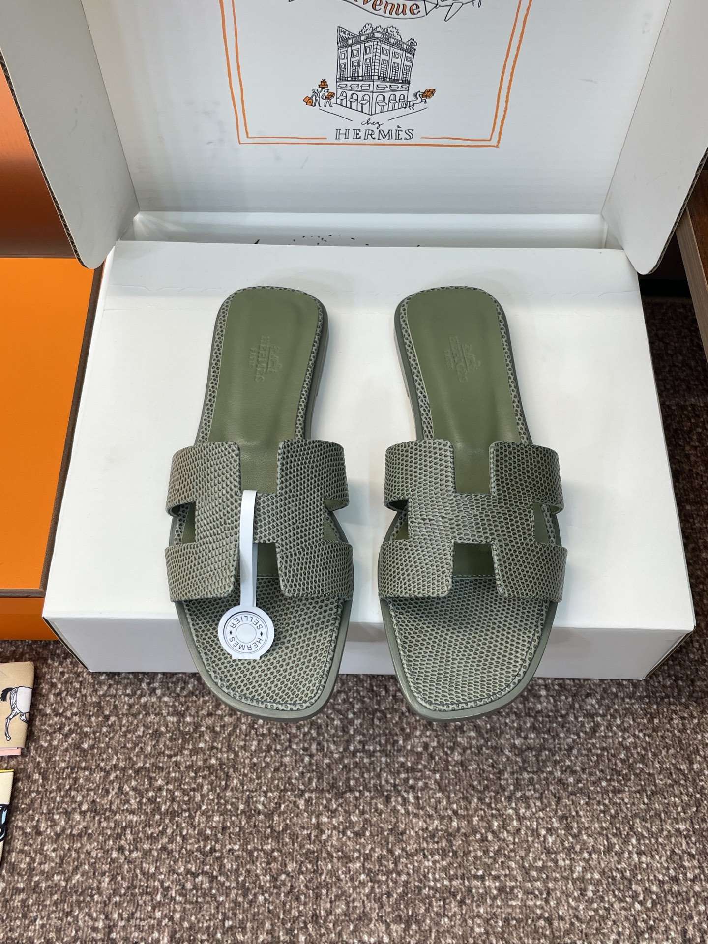 NO:442877,Dongguan Purchase Grade Hermes Hermes Spring and Summer Classic Oran Color-blocked I-Flop Women's Shoes H Home Flat Sole Round Toe Jelly Colored Slippers Material Imported Lizard Pattern Calfskin + Water-Dye Sheepskin + Italian Leather Sole Size: 34-42 (34.40.41.42 Customized without return or exchange), Slippers, hermes, hermes, slippers, cowhide, sheepskin, Leather soles19860909莞产 代购级 爱马仕 Hermes 春夏经典款 Oran 拼色工字拖女鞋 H家平底圆头露趾果冻色凉拖鞋 材质进口蜥蜴纹小牛皮+水染羊皮水里+意大利真皮大底 Size: 34-42（34.40.41.42定制不退换）,拖鞋,hermes,hermes,slippers,cowhide,sheepskin,Leather soles,Women's Shoes