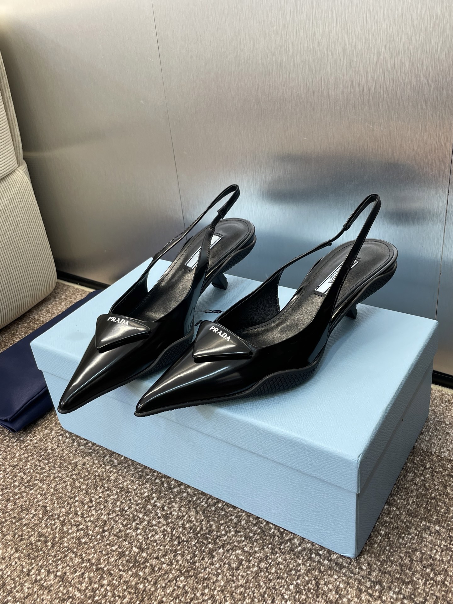 NO:446898,Prada 2025 Spring and Summer Show new high-heeled pointed toe empty women's shoes Prada's iconic letter logo triangle badge buckle jelly color thin heel color-blocked sandals Material: imported upper beaded calfskin + water dyed sheepskin inner lining + original molded tpu outsole Heel height: 4CM Size: 34-41 (34.40.41 custom made without return or replacement), high heels sandals, prada, prada, sandals, high heels, cowhide, sheepskin19860909Prada 2025 春夏走秀新款高跟尖头后空女鞋 普拉达标志性字母logo三角标徽章扣果冻色细跟拼色凉鞋 材质:鞋面进口开边珠小牛皮+水染羊皮内里+原版开模tpu 大底 跟高: 4CM Size: 34-41（34.40.41定做不退不换）,高跟鞋凉鞋,prada,prada,sandals,high heels,cowhide,sheepskin,Women's Shoes