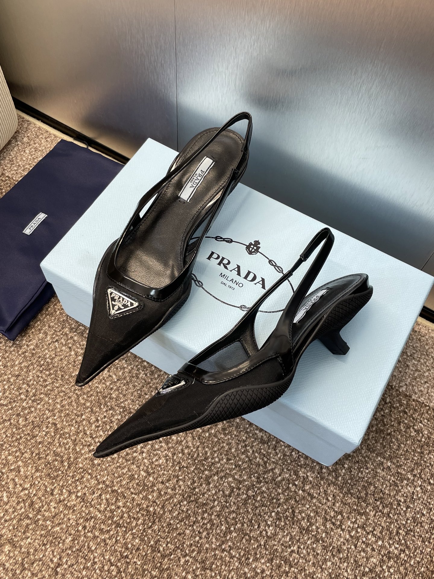 NO:446820,Prada 2025 Spring and Summer Show new high-heeled pointed toe empty women's shoes Prada's iconic letter logo triangle badge buckle jelly color thin heel color-block sandals Material: imported breathable mesh technology fabric + water dyed sheepskin lining + original mold opening tpu outsole Heel height: 4CM Size: 34-41 (34.40.41 custom made no return or replacement), high heels sandals, prada, prada, sandals, high heels, sheepskin19860909Prada 2025 春夏走秀新款高跟尖头后空女鞋 普拉达标志性字母logo三角标徽章扣果冻色细跟拼色凉鞋 材质:鞋面进口透气网眼科技面料+水染羊皮内里+原版开模tpu 大底 跟高: 4CM Size: 34-41（34.40.41定做不退不换）,高跟鞋凉鞋,prada,prada,sandals,high heels,sheepskin,Women's Shoes