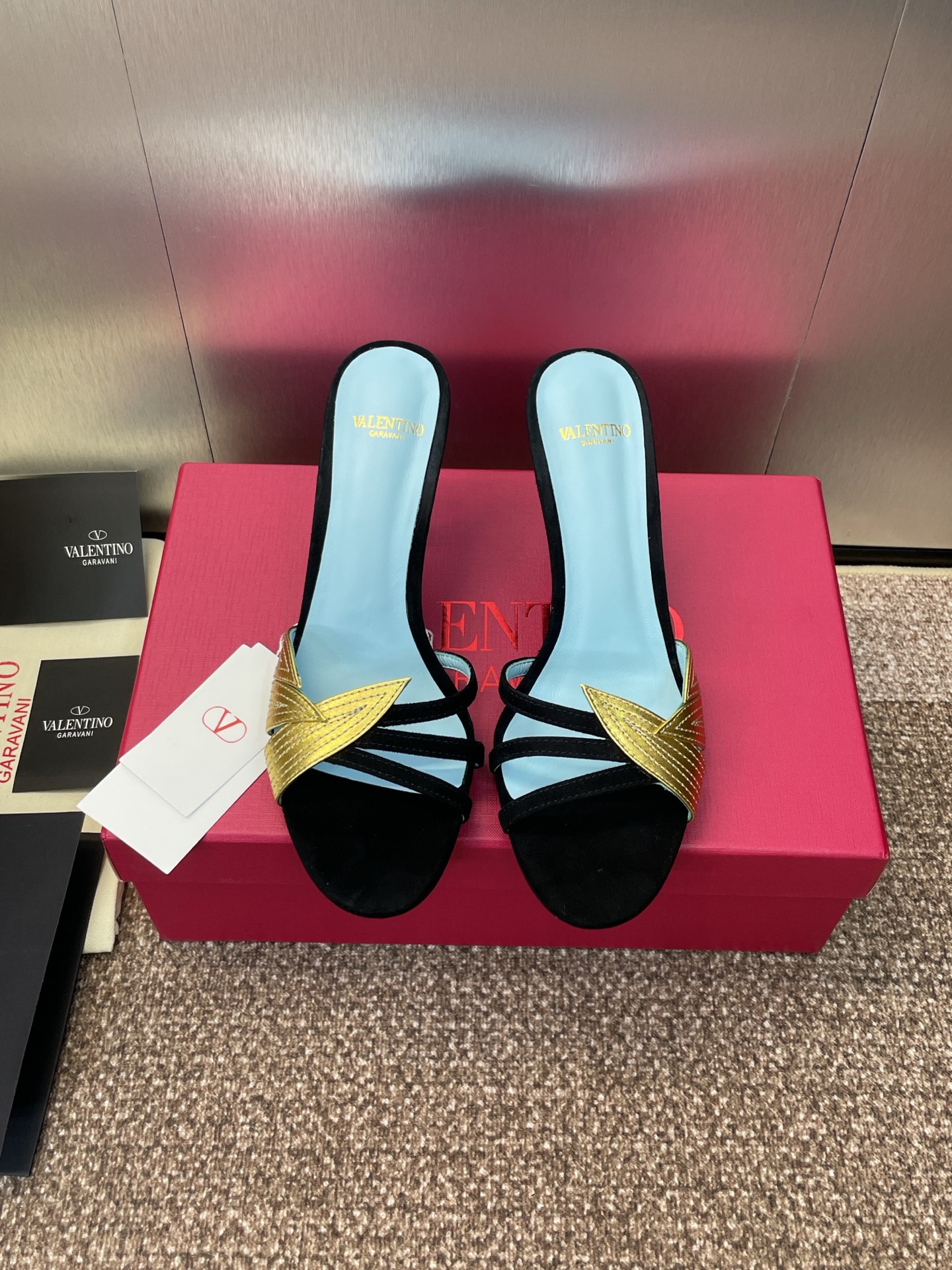 NO:446883,Valentino 2025 spring and summer series new women's shoes Valentino high heel round toe electric embroidered cross-belt color-blocked sandals Material upper original custom sheep leather + water dyed sheepskin lining + Italian genuine leather outsole Heel height 8CM SIZE35-43 (40.41.42.43 custom-made non-return and exchange), high heels, valentino, valentino, high heels, slippers, sheepskin, sheep, Leather soles19860909Valentino 2025春夏系列新款女鞋 华伦天奴高跟圆头露趾电绣交叉带拼色凉拖鞋 材质鞋面原版定制羊猄皮+水染羊皮内里+意大利真皮大底 跟高8CM SIZE35-43（40.41.42.43定制不退换）,高跟鞋,valentino,valentino,high heels,slippers,sheepskin,sheep,Leather soles,Women's Shoes