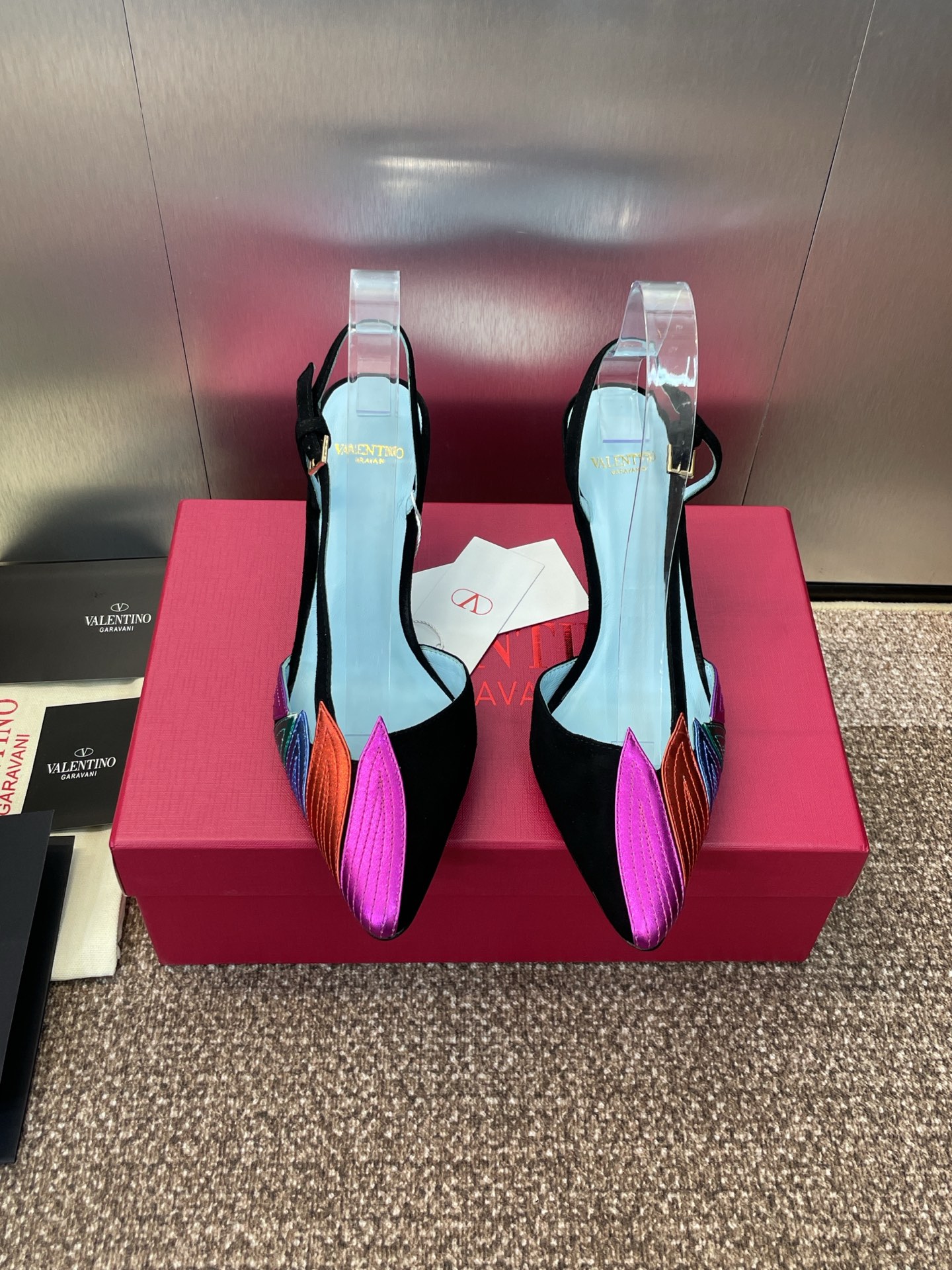 NO:446891,Valentino 2025 Spring and Summer Series New Women's Shoes Valentino High Heels Pointed Electric Embroidery Color-blocking Rear Slippers Material Upper Original Customized Sheep Leather Leather Living + Water-Dyeed Sheepskin Inner + Italian Leather Outsole Heels 8CM SIZE35-43 (40.41.42.43 Customized No Returns and Exchanges), High Heels, Valentino, Valentino, High Heels, Slippers, Sheepskin, Sheep, Leather Soles19860909Valentino 2025春夏系列新款女鞋 华伦天奴高跟尖头电绣拼色后空凉拖鞋 材质鞋面原版定制羊猄皮+水染羊皮内里+意大利真皮大底 跟高8CM SIZE35-43（40.41.42.43定制不退换）,高跟鞋,valentino,valentino,high heels,slippers,sheepskin,sheep,Leather soles,Women's Shoes