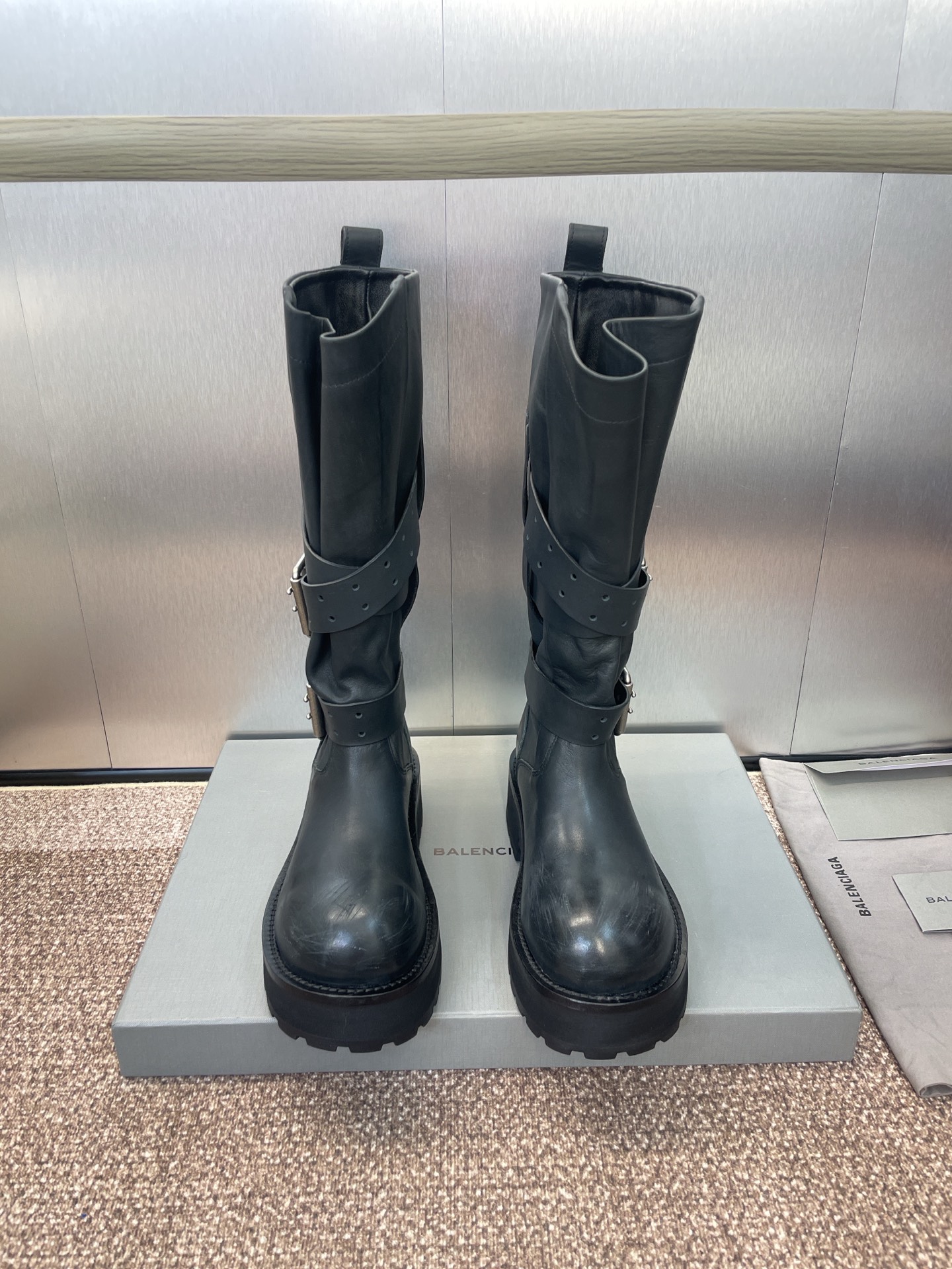 NO:444271,Women's size/men's size Balenciaga Autumn and winter couple's new Venom thick-soled punk style mid-tube motorcycle women's boots Balenciaga letter logo hardware belt buckle low-heel knight boots Material: Custom-made imported calfskin + water-dyed cowhide + original open-die wear-resistant velvet gears outsole Heel height: 5CM size Women's size 35-41 (41 custom-made without return and exchange) Men's size 39-45 (45 custom-made without return and exchange), boots, balenciaga, balenciaga, boots, cowhide19860909女码/男码 Balenciaga 秋冬情侣新款毒液Venom厚底朋克风格中筒机车女靴 巴黎世家字母logo五金皮带扣低跟骑士靴 材质:鞋面定制进口小牛皮+水染牛皮里+原版开模耐磨绒齿轮大底 跟高:5CM size女码35-41（41定制不退换）  男码39-45（45定制不退换）,靴子,balenciaga,balenciaga,boots,cowhide,Women's Shoes