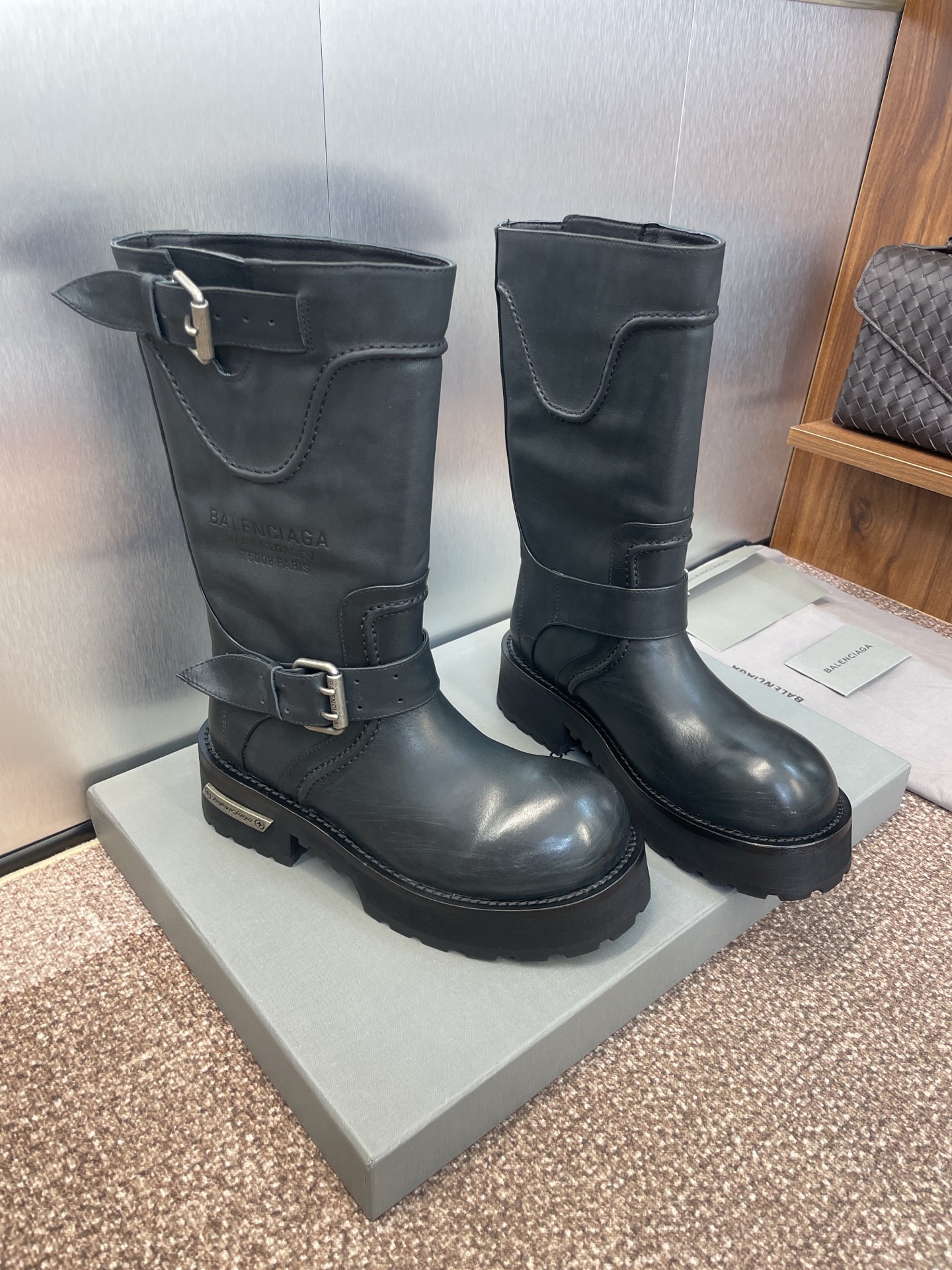 NO:444278,Women's size/men's size Balenciaga Autumn and winter couple's new Venom thick-soled punk style motorcycle women's short boots Balenciaga letter logo hardware belt buckle low heel knight boots Material: Customized upper imported calfskin + water dyed cowhide + original open mold wear-resistant velvet gear sole Heel height: 5CM size Women's size 35-41 (41 custom-made non-return and exchange) Men's size 39-45 (45 custom-made non-return and exchange), boots, balenciaga, balenciaga, boots, cowhide19860909女码/男码 Balenciaga 秋冬情侣新款毒液Venom厚底朋克风格机车女短靴 巴黎世家字母logo五金皮带扣低跟骑士靴 材质:鞋面定制进口小牛皮+水染牛皮里+原版开模耐磨绒齿轮大底 跟高:5CM size女码35-41（41定制不退换）  男码39-45（45定制不退换）,靴子,balenciaga,balenciaga,boots,cowhide,Women's Shoes