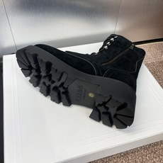 CELINE 秋冬新款系带机车女短靴 瑟琳字母压花logo厚底低跟圆头骑士登山靴材质:鞋面定制进口小牛皮 CELINE 秋冬新款系带机车女短靴 瑟琳字母压花logo厚底低跟圆头骑士登山靴材质:鞋面定制进口小牛皮