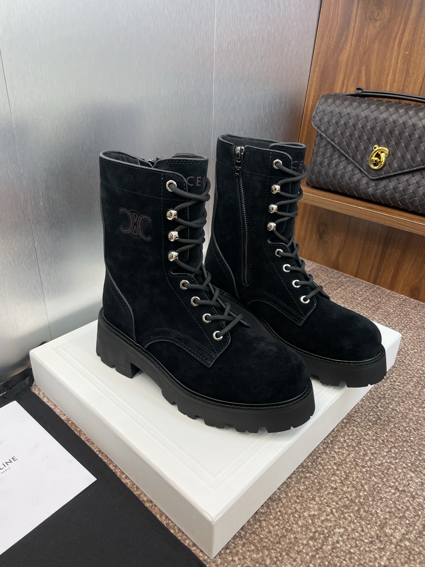 NO:444263,CELINE new lace-up motorcycle short boots for autumn and winter, Celin letter embossed logo thick sole low heel round-toed knight hiking boots Material: Customized upper imported calfskin/imported sheep skin + water dyed cowhide + original open mold wear-resistant velvet gear sole Heel height: 5CM size women's size 35-41 (40.41 custom non-return and exchange), boots, celine, boots, cowhide, sheep19860909CELINE 秋冬新款系带机车女短靴 瑟琳字母压花logo厚底低跟圆头骑士登山靴 材质:鞋面定制进口小牛皮/进口羊猄皮+水染牛皮里+原版开模耐磨绒齿轮大底 跟高:5CM size女码35-41（40.41定制不退换）,靴子,celine,boots,cowhide,sheep,Women's Shoes